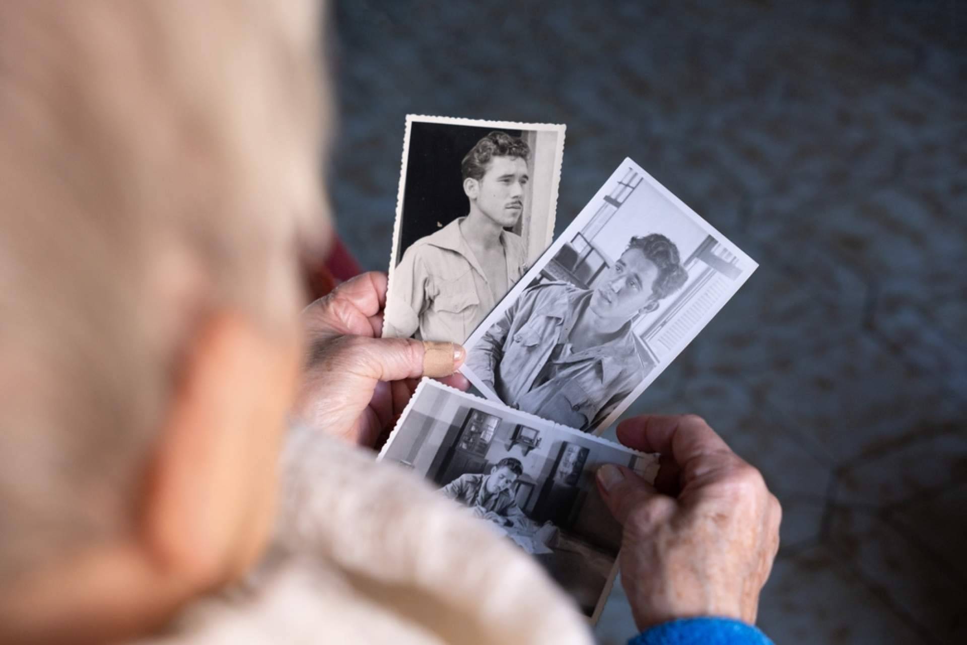 Rendir homenaje a los seres queridos difuntos a través de Esquelas y Recuerdos