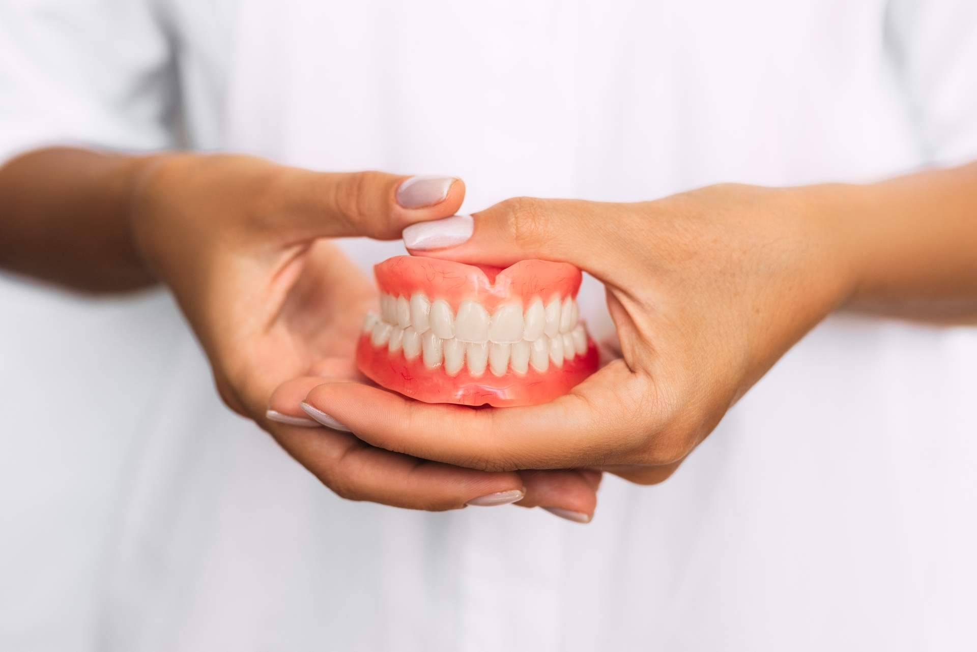 Cambios de hábitos, incremento en el consumo de azúcares y descuidos en la higiene; los riesgos para la salud bucodental en verano