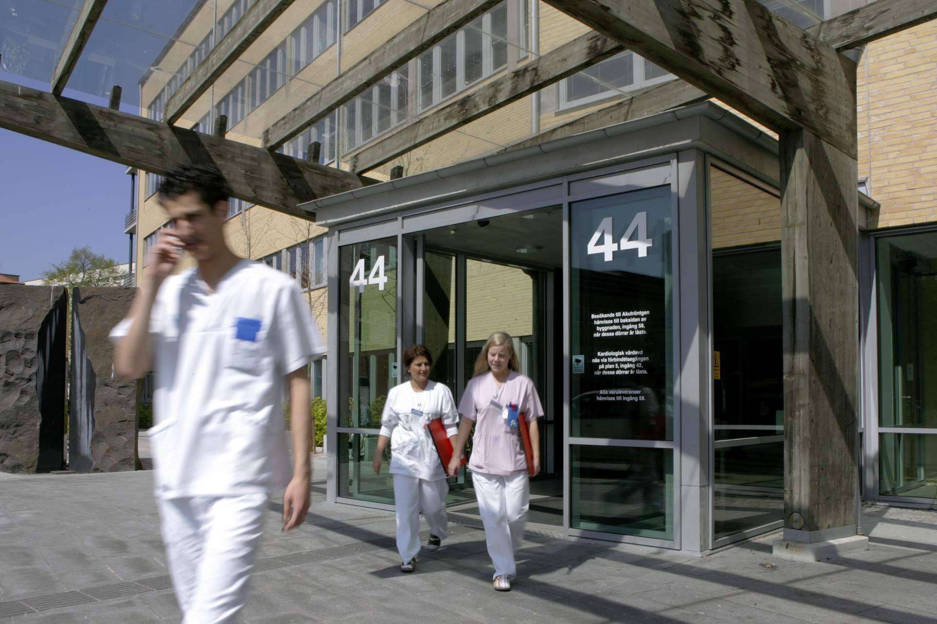 Con las puertas automáticas peatonales de ASSA ABLOY se puede mejorar la accesibilidad de los edificios