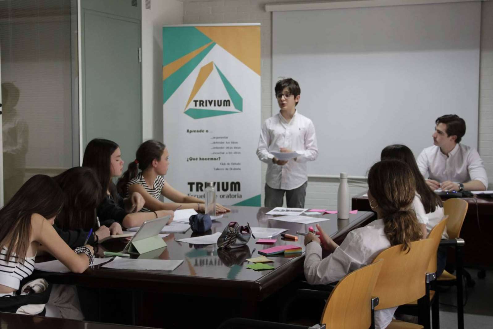 ¿Por qué es importante que los centros educativos y las concejalías de juventud ofrezcan un club de debate a los más jóvenes?