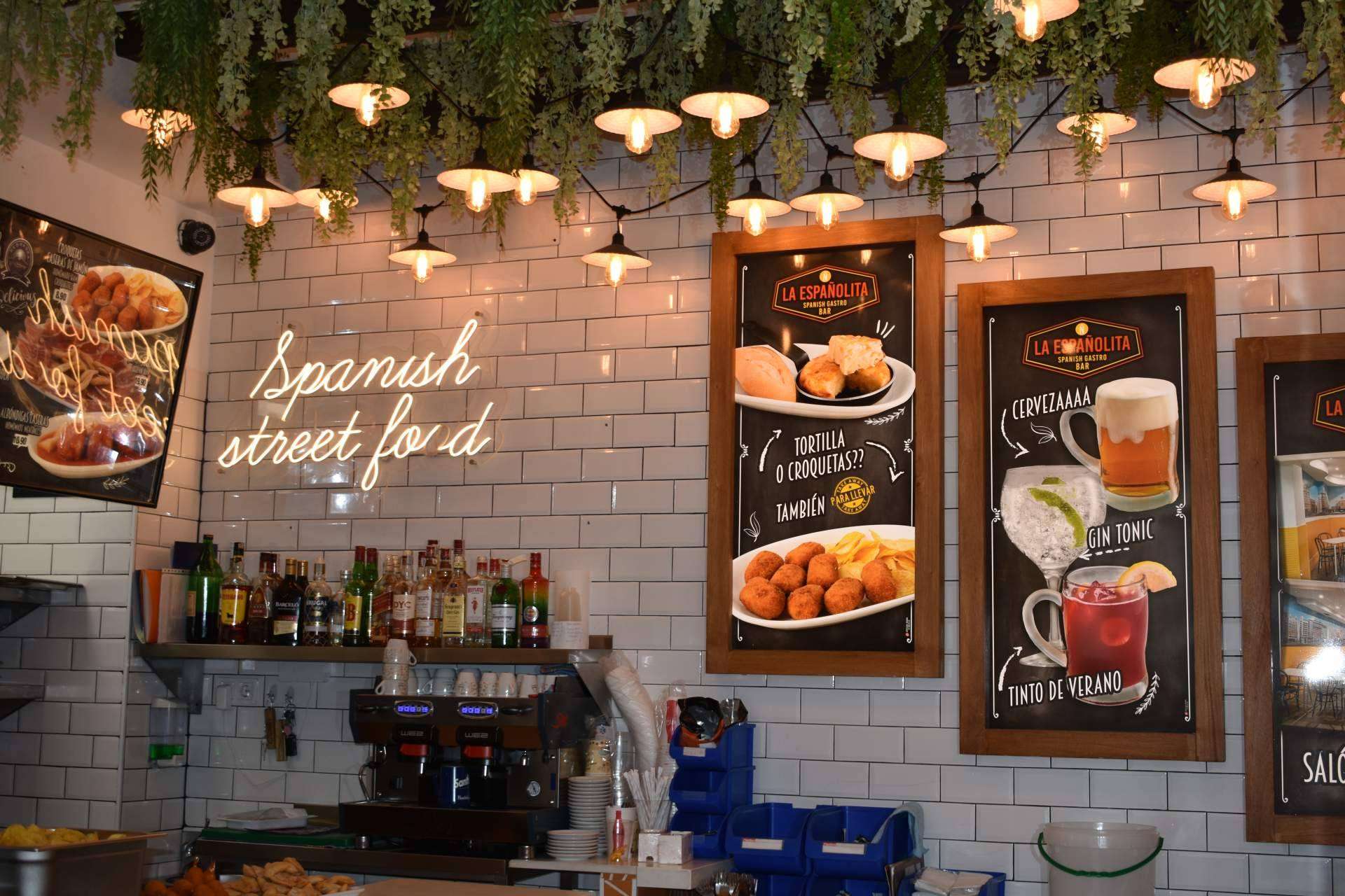 La Españolita se considera la hermana pequeña de la taberna La Española, para quienes prefieren un take away y comida street food española