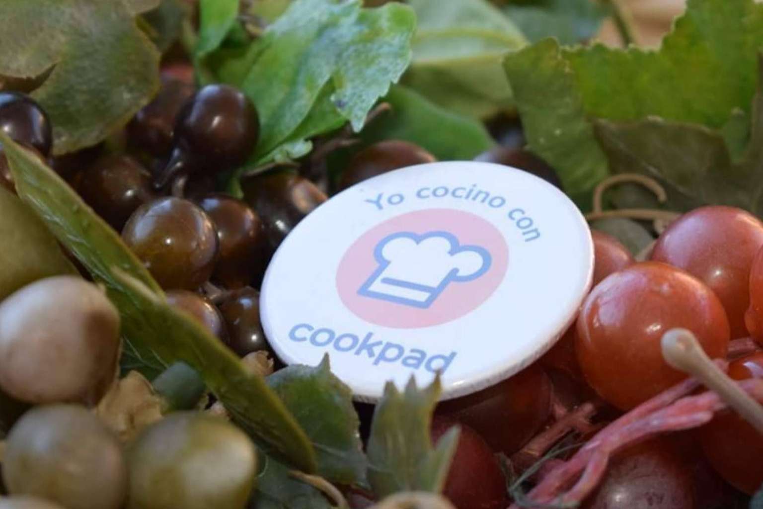 Las claves para aumentar la felicidad diaria; socializar, reír, abrazar, comer... y también cocinar