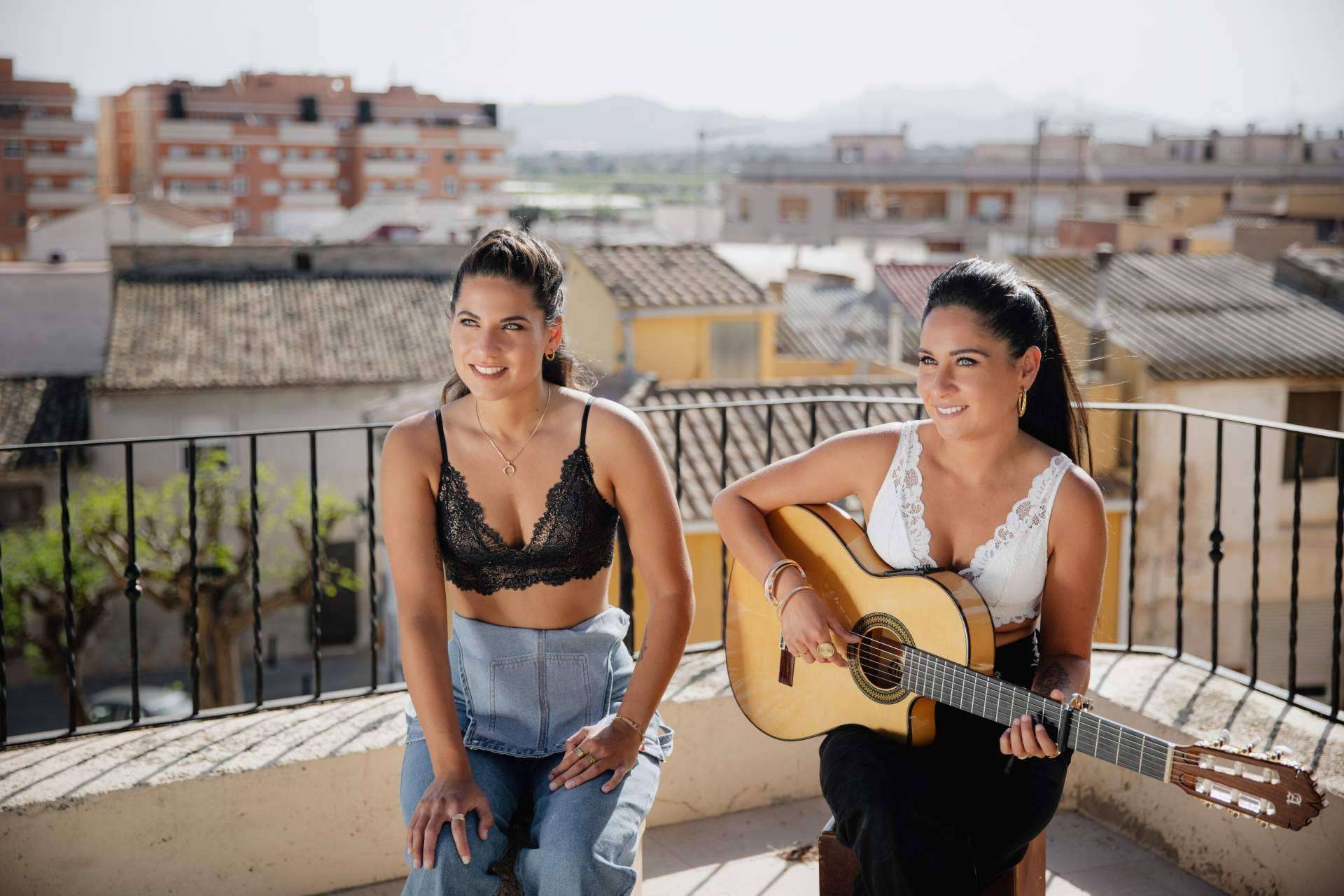 DOYA, las 2 hermanas hispano-francesas que triunfan en Francia, lanzan su single 'No anda sola'