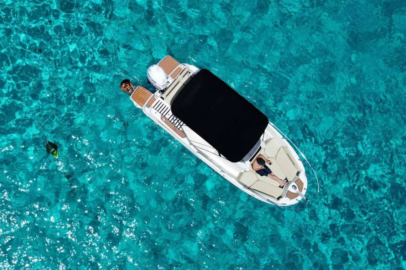 Menorca en barco con Nautic Charter, experiencia terapéutica