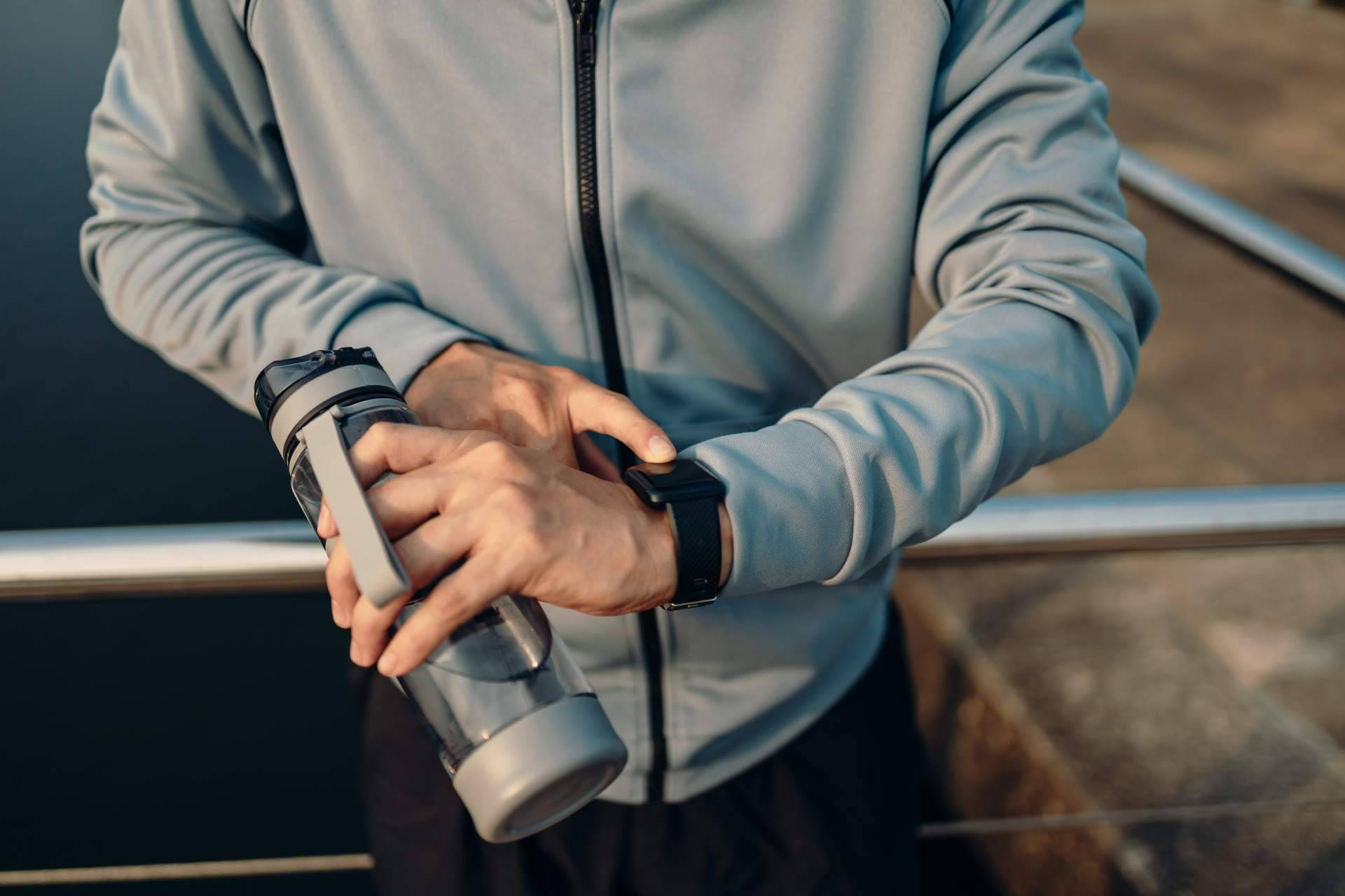 Cualquier marca puede personalizar un smartwatch de la mano de Ainos Publicidad