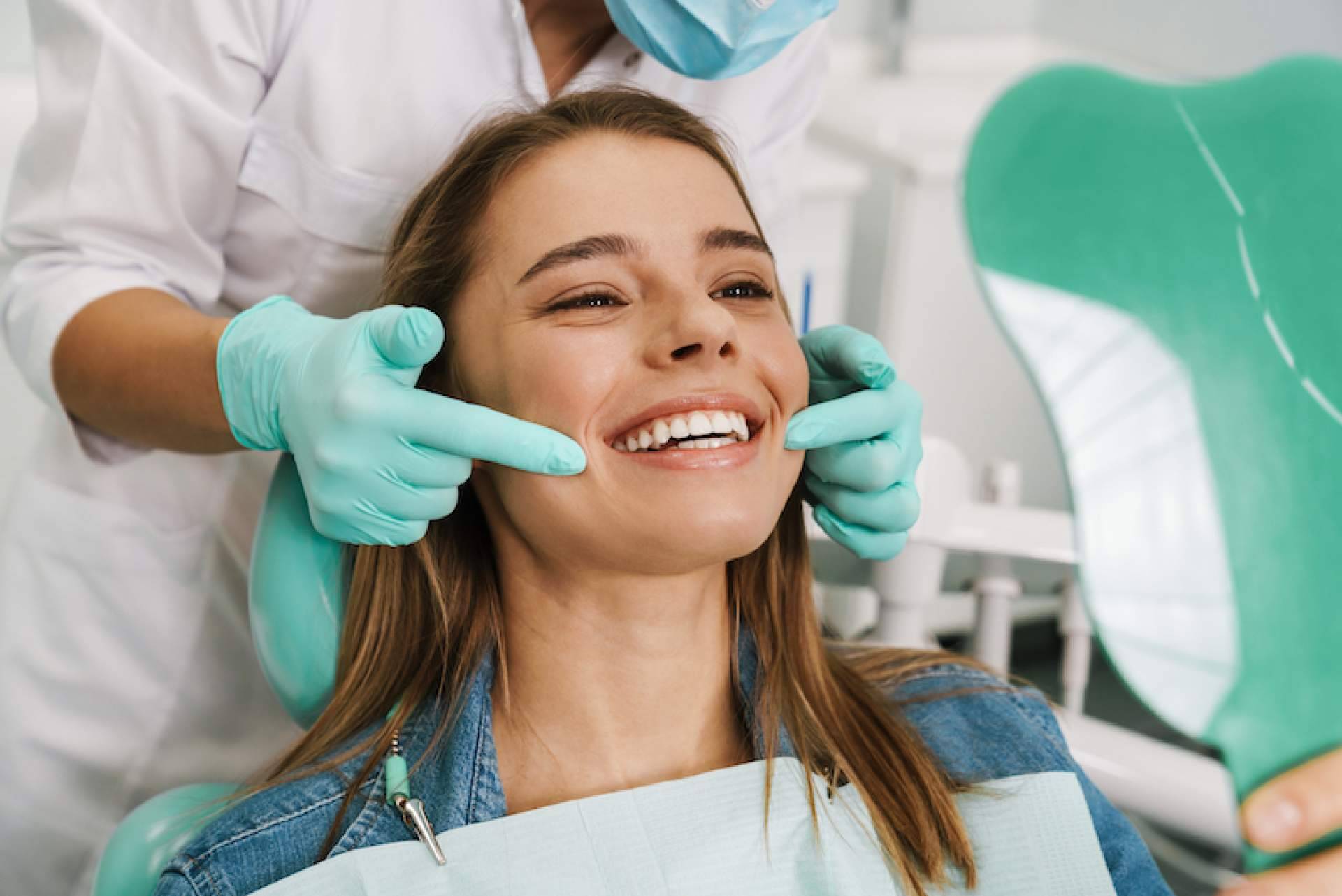 Con clínicas como DeltaDent es posible acudir al dentista por urgencia dental en agosto