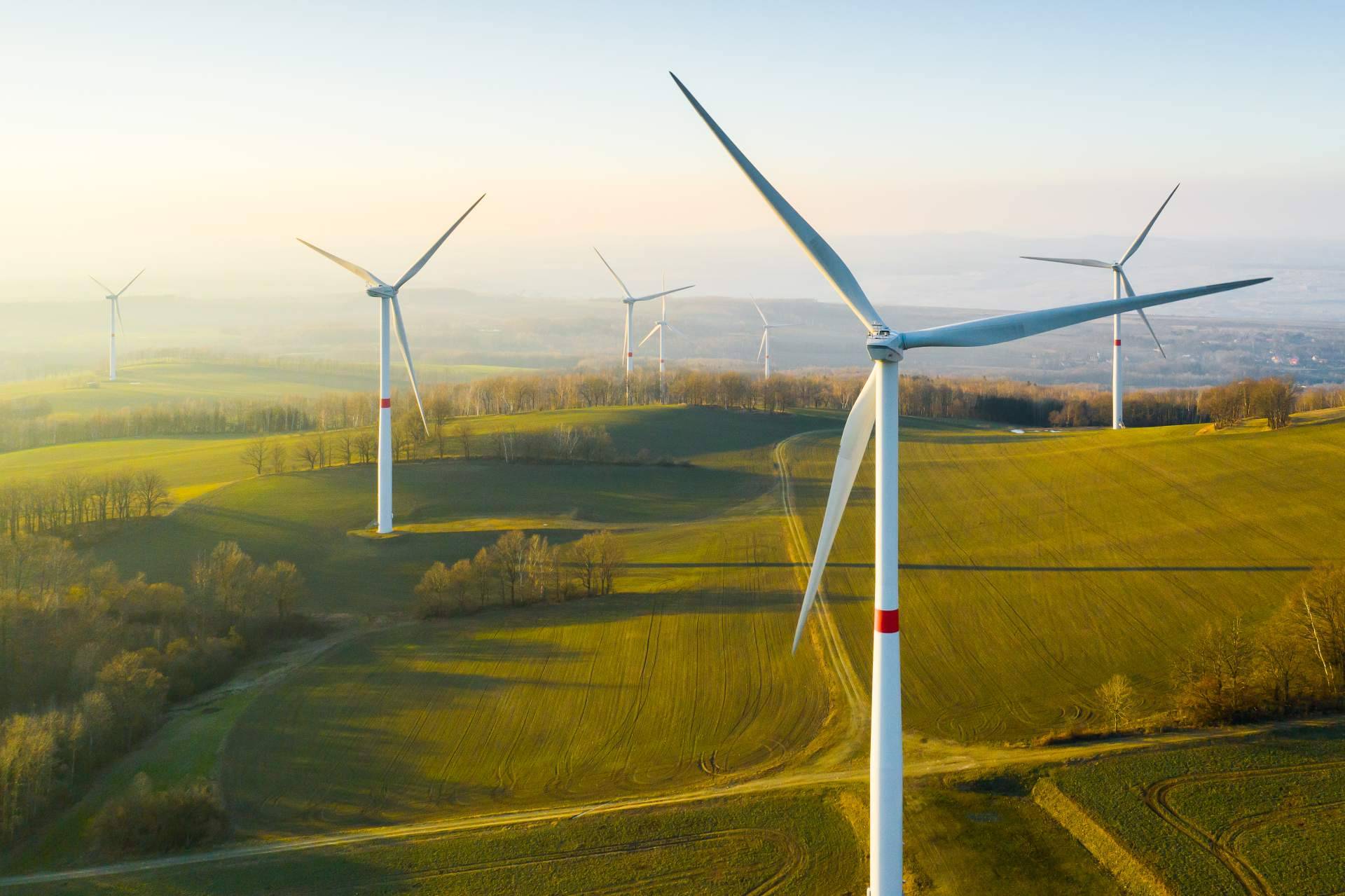 ¿Qué es y cómo funciona la energía eólica? por The Reason Behind