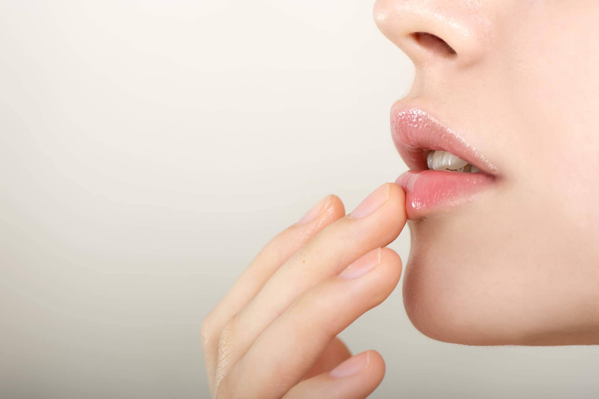 Tratamiento de perfilado e hidratación de labios para lograr labios perfectos con Alluring Clinic, en Madrid