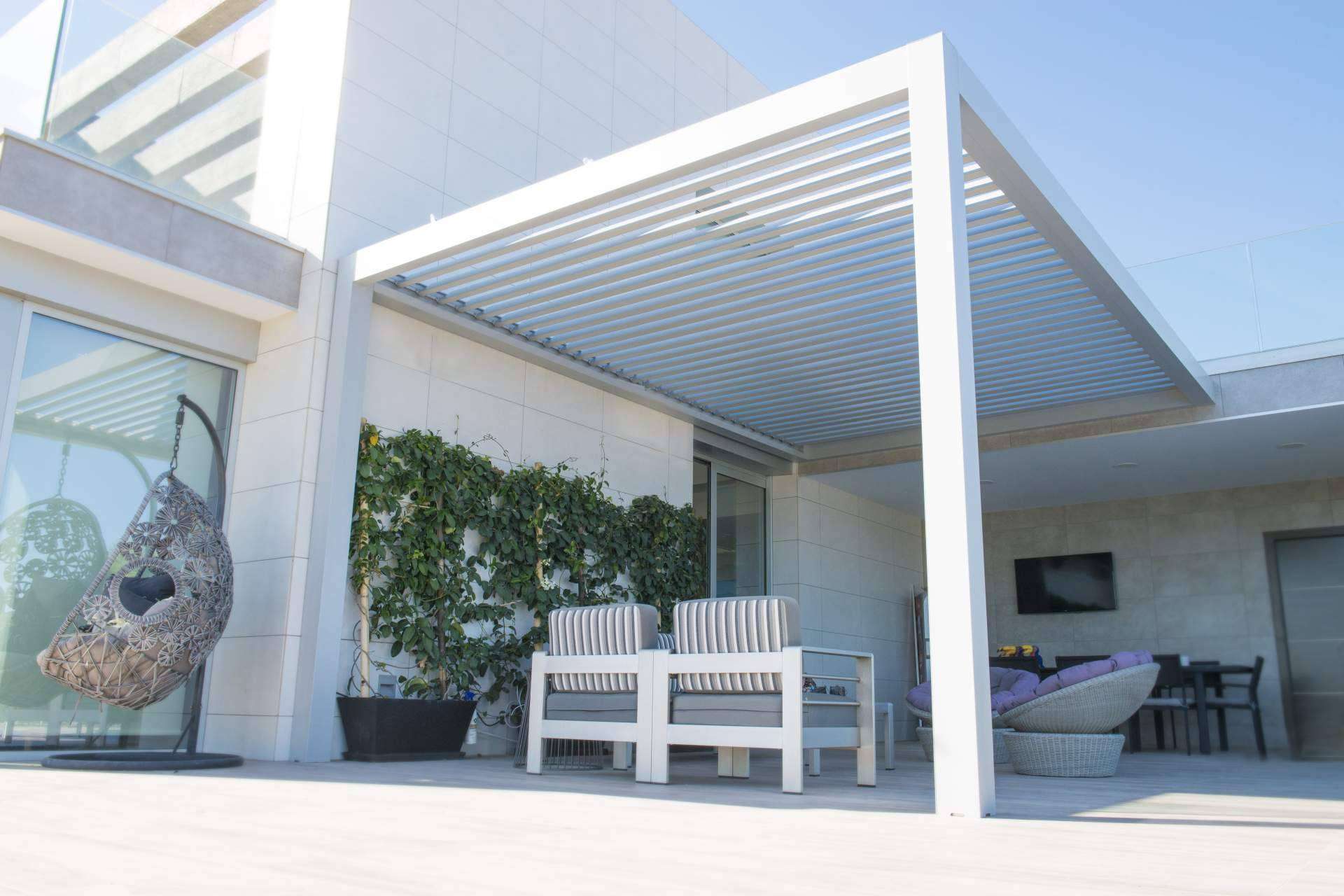 Los beneficios de usar la pérgola bioclimática y el techo móvil panorámico de C3 Systems S.L.