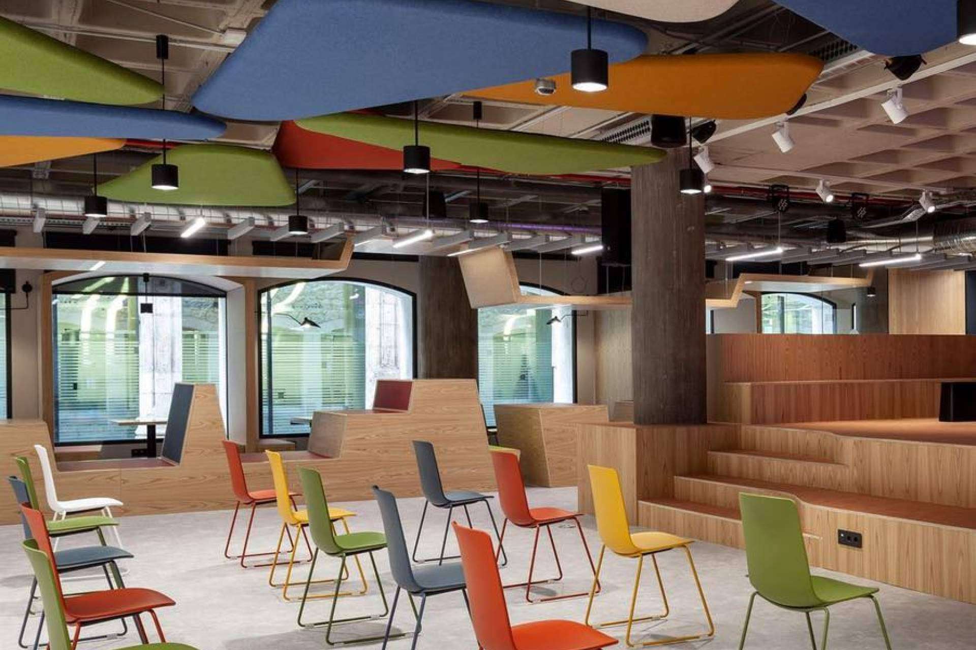Los espacios de coworking y salas de reuniones aportan confort y bienestar acústico