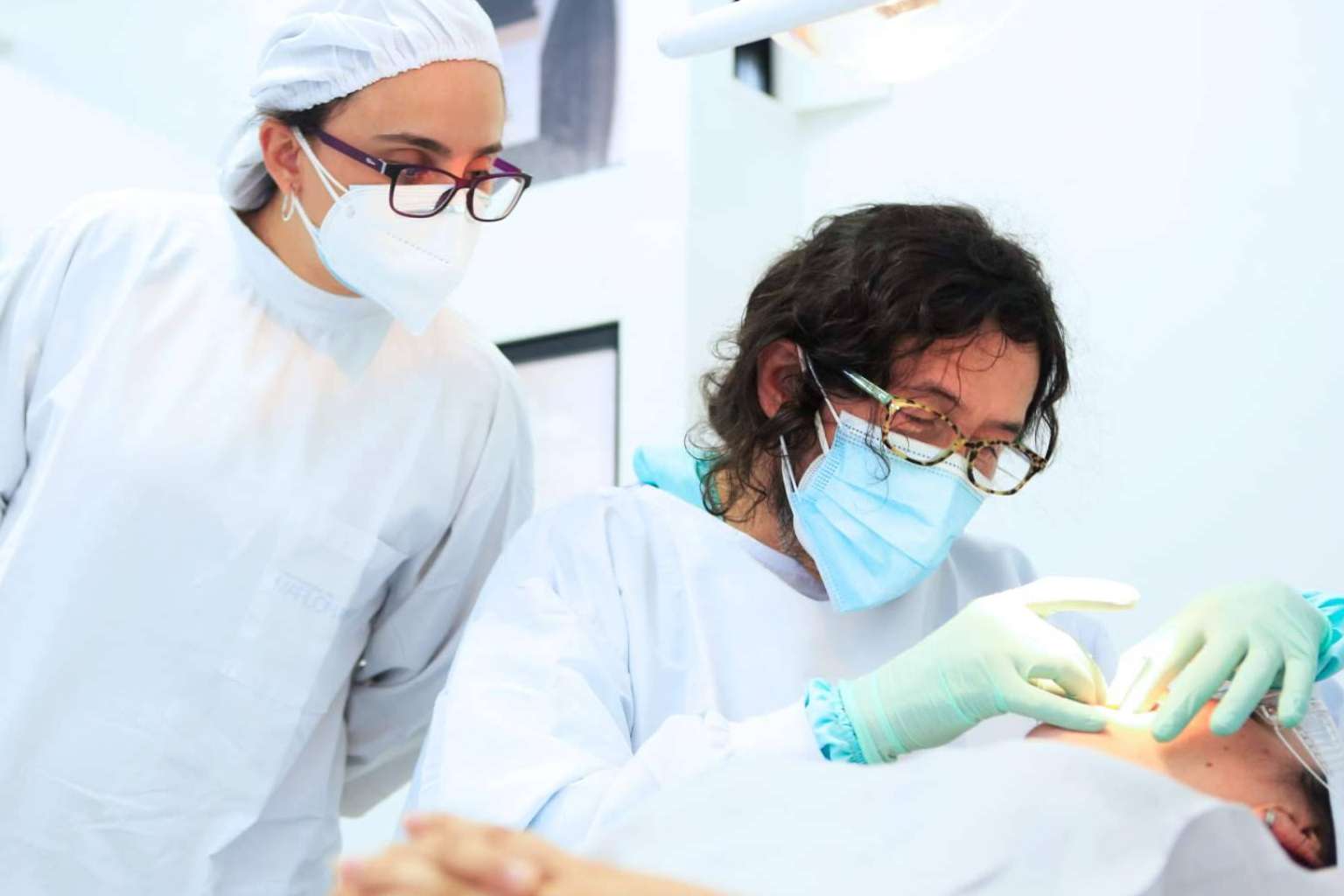 Recuperar la sonrisa y funcionalidad con implantes dentales de Odontología de Marlon Becerra