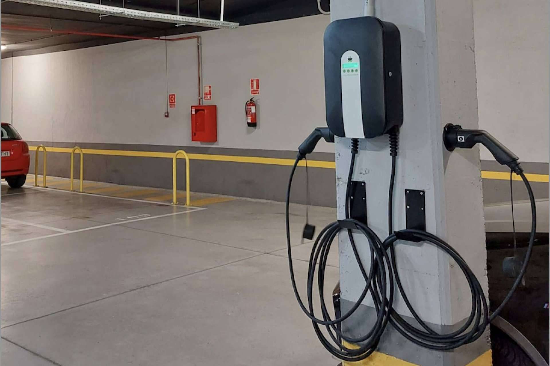Recargar el coche eléctrico en un garaje comunitario con la firma ChargeGuru
