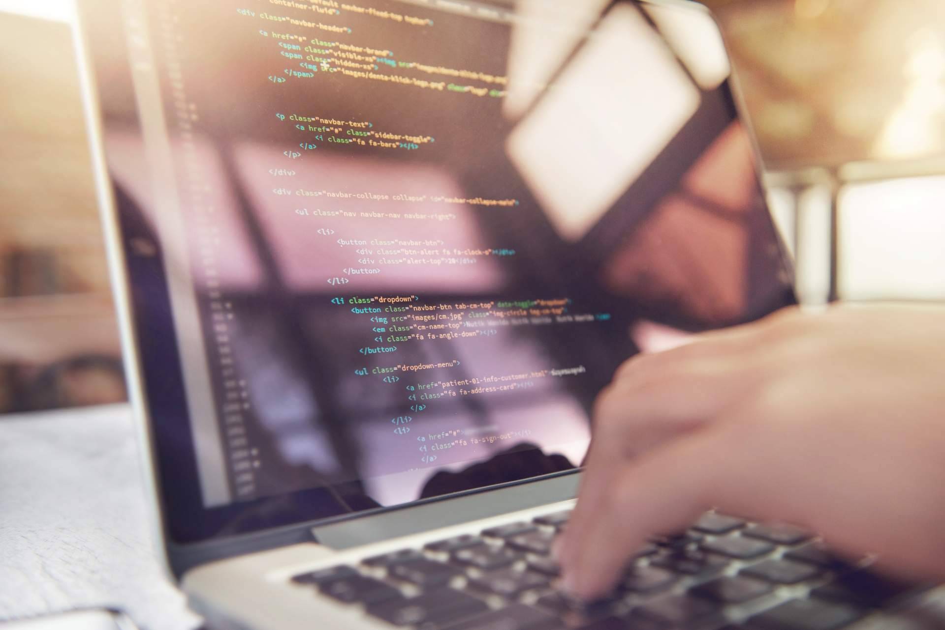 Cuáles son las principales diferencias entre desarrollo a medida y CMS