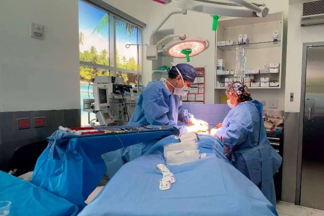 Un equipo de cirujanos plásticos profesionales certificados en Miami, Dolls Plastic Surgery