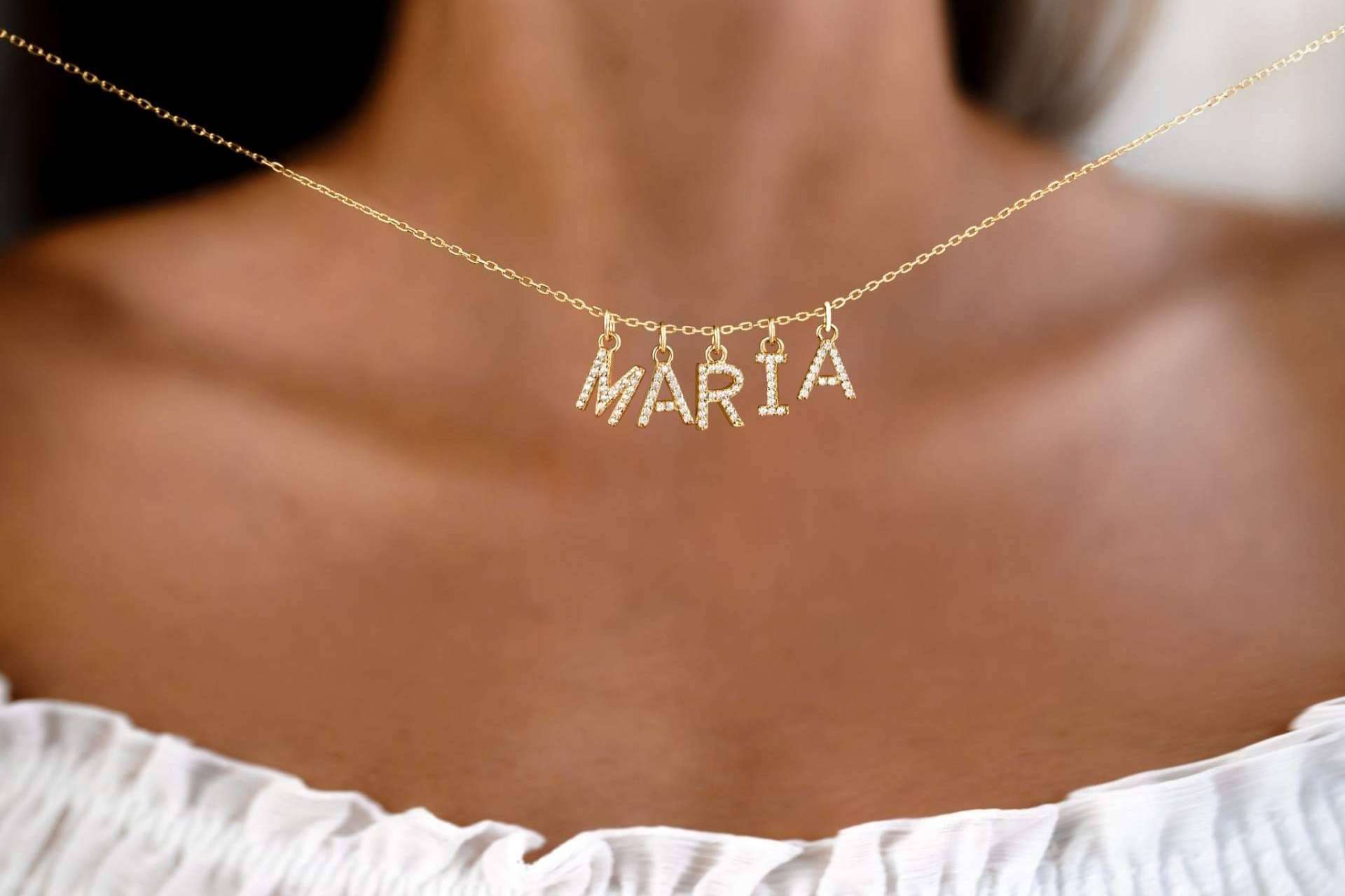 Gran variedad de diseños en colgantes con iniciales en la joyería online Le Petite Marie
