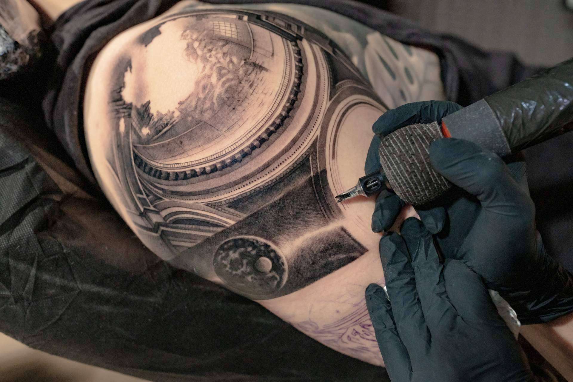 El curso de tatuajes en el brazo para hombre que no deja de ganar adeptos, por Habbility