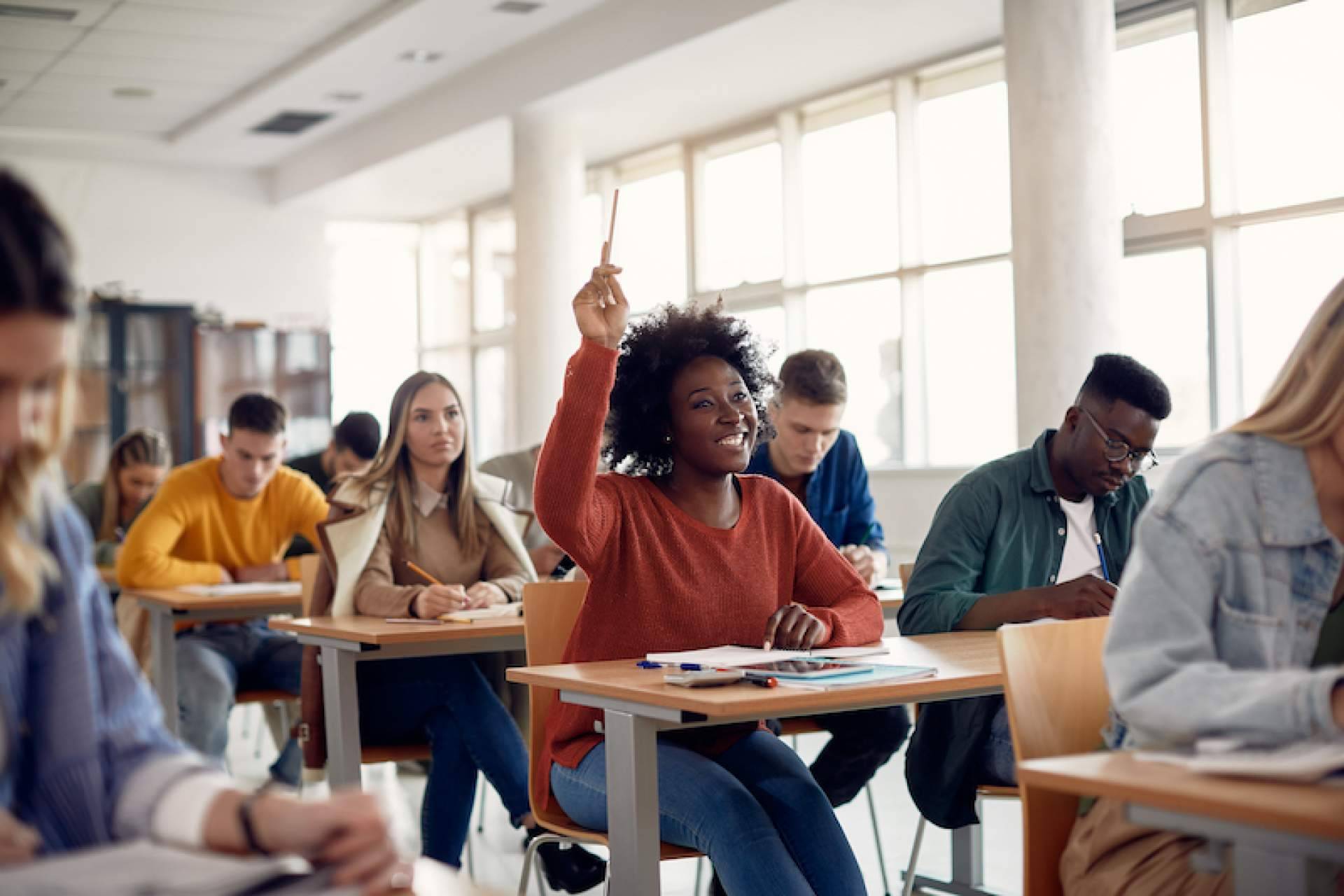 Contratar a graduados y doctores para ayudar a universitarios con sus trabajos, por ApruebaTodo