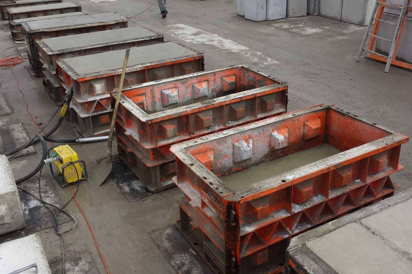 Producción de moldes de bloques de hormigón, con la compañía Betonblock