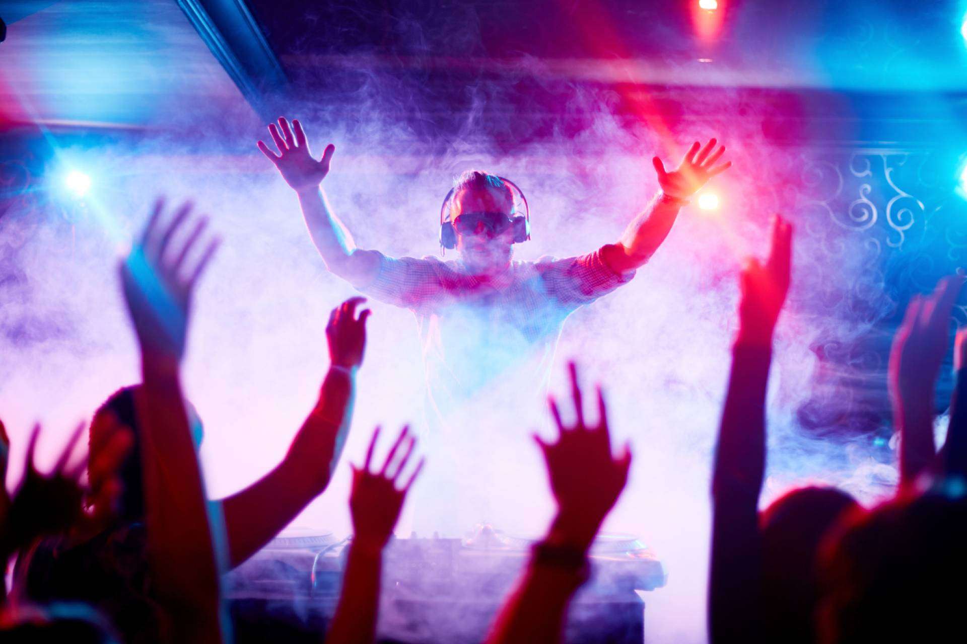 Fiestas Martinika, equipos de sonido e iluminación profesional para lograr eventos perfectos