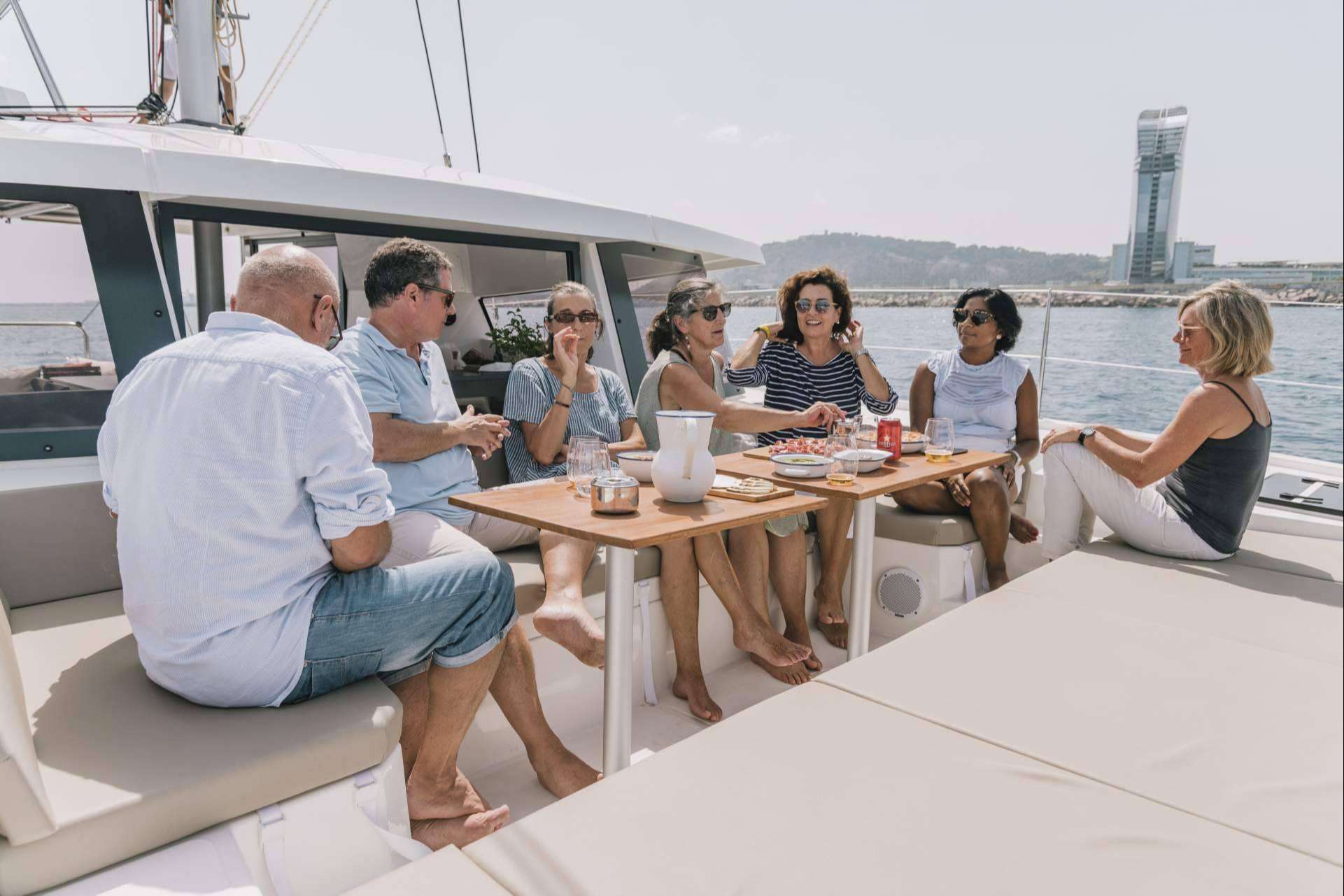 Alquilar un barco para tener un evento de empresa con Sondevela