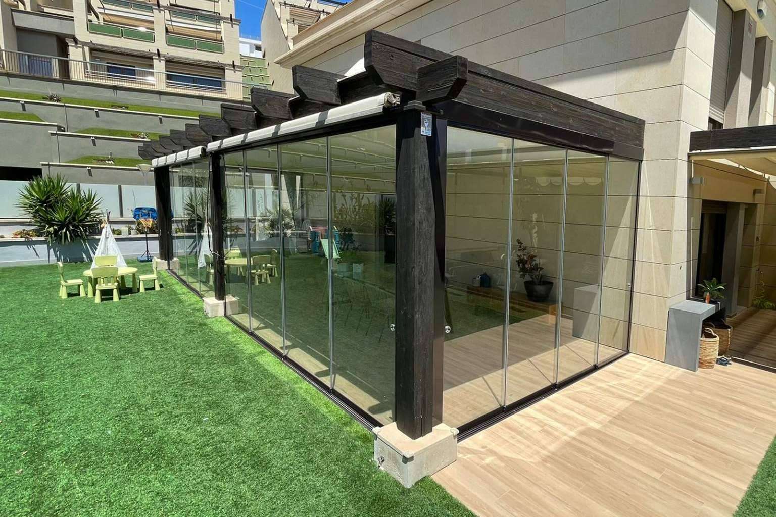 Las cortinas de cristal Airclos son una de las opciones cada vez más favoritas de los interioristas