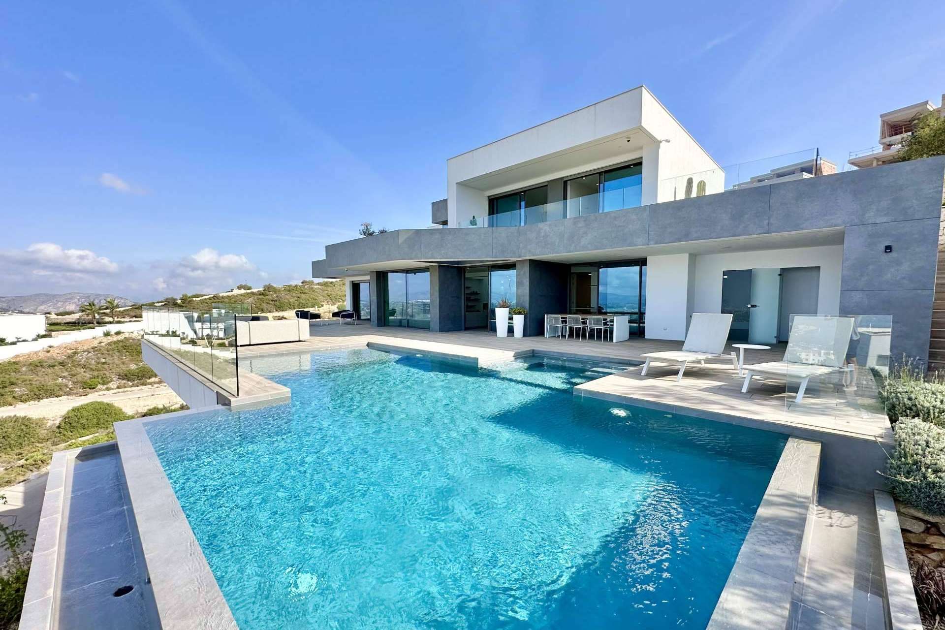 Dinhjelper-Realestate sobre las ventajas de la villa de lujo en Cumbre del Sol