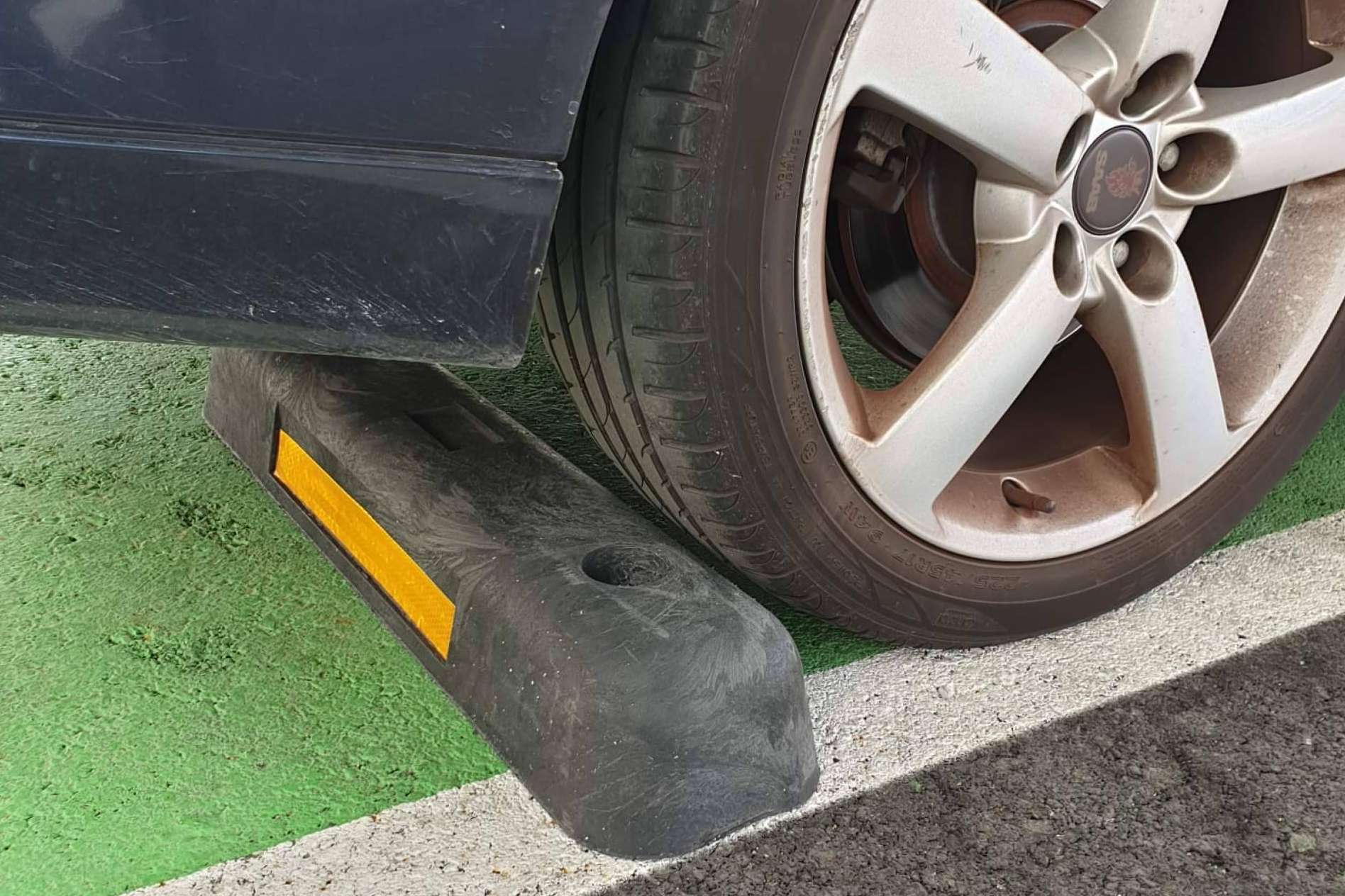 El tope de parking de plástico reciclado de Abadecom contribuye a la economía circular