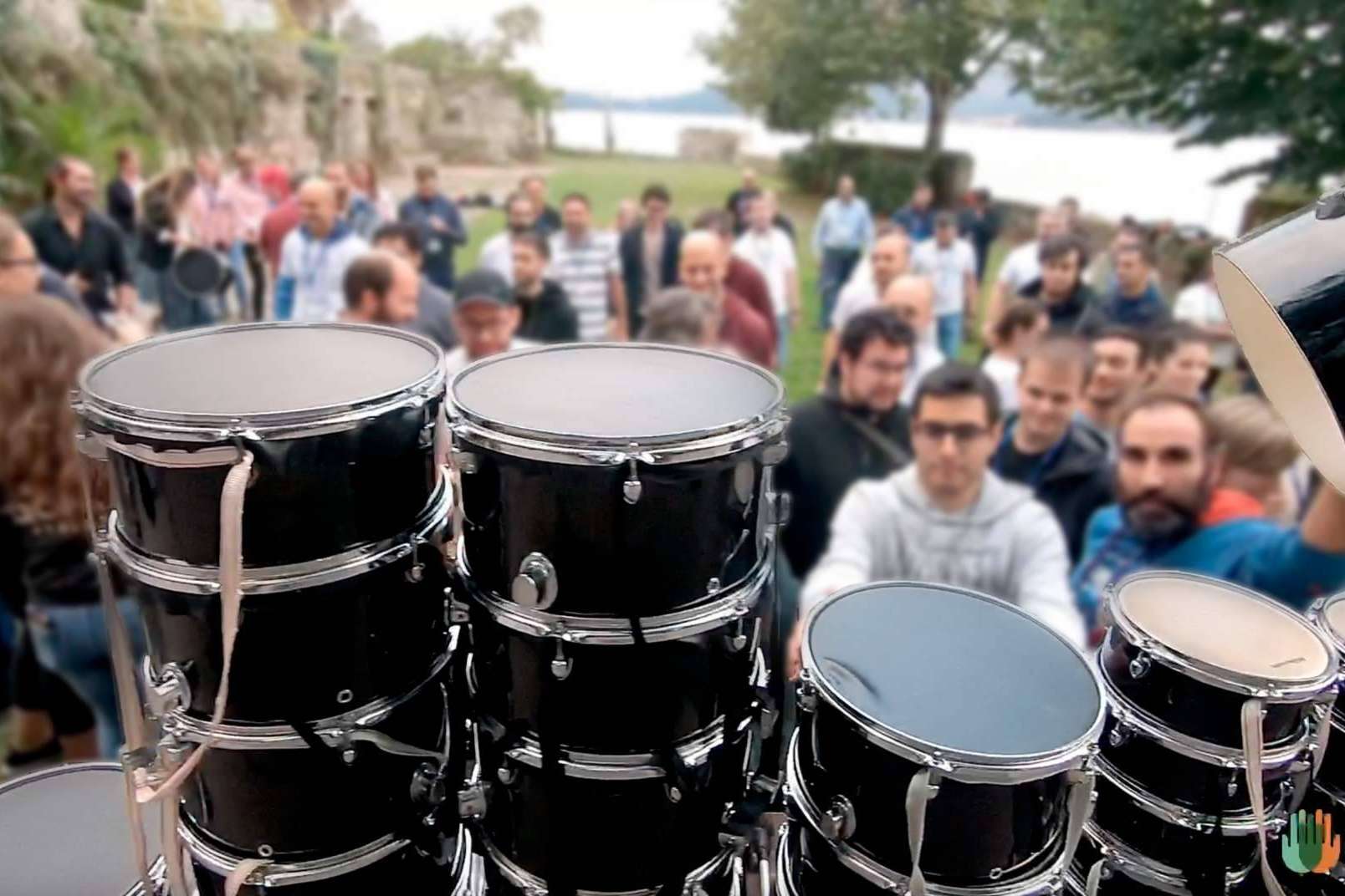 Integrando equipos a través de la percusión; Sinergia Sonora