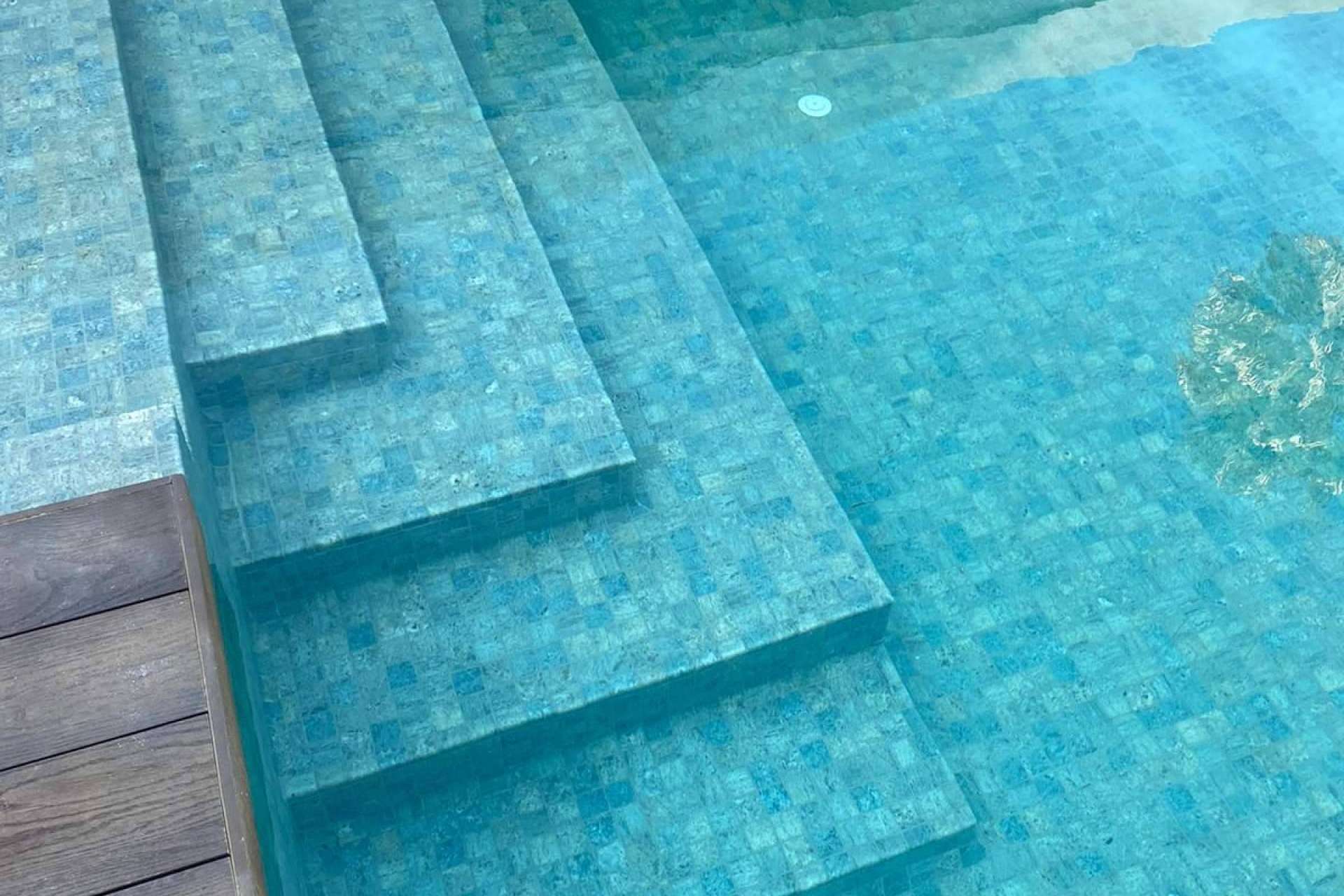 Agua pura con el producto sostenible distribuido por Pool Tiger Europe