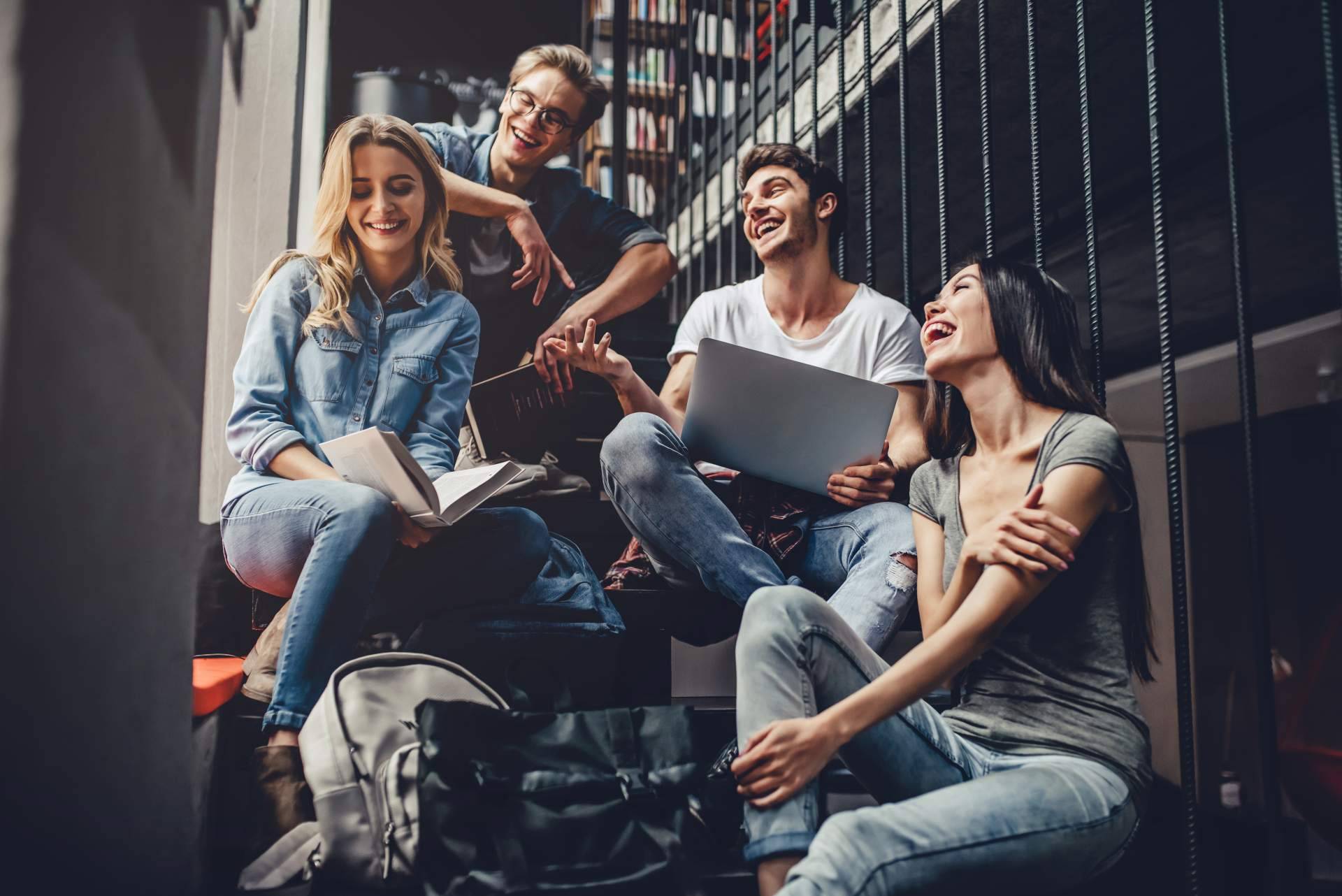 ¿Cuál es la solución de LIVE4LIFE para los estudiantes que buscan piso de alquiler en Andalucía?