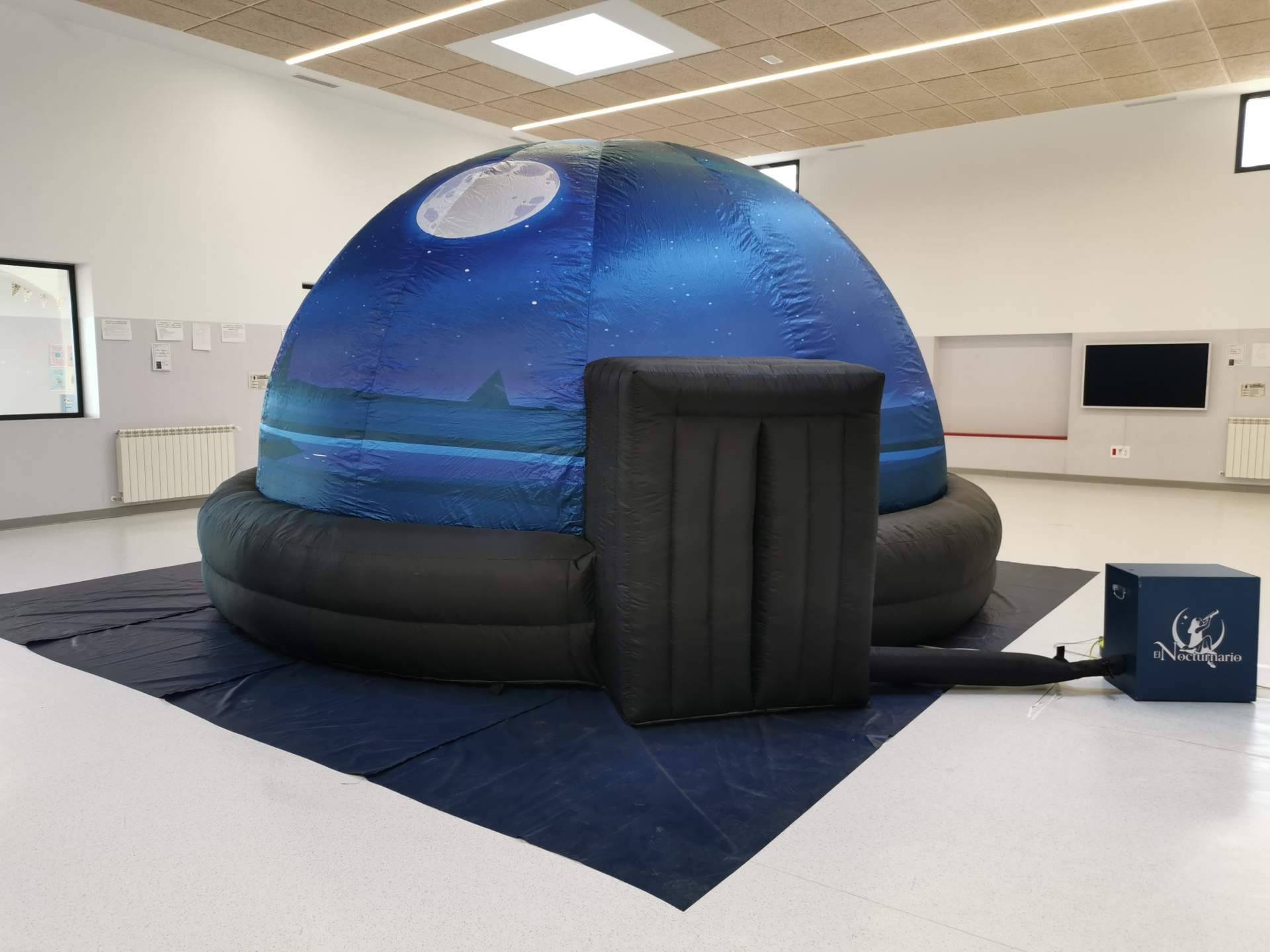 Un planetario portátil para disfrutar del espacio sin salir del cole