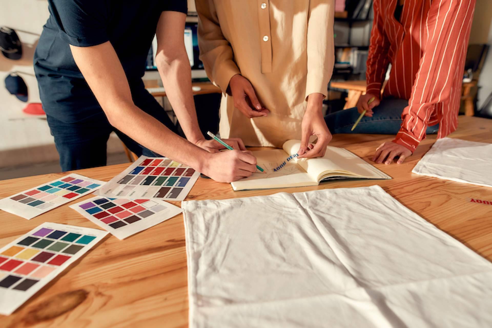 Aumentar la visibilidad de una marca con la personalización de sus camisetas con SEVU Printing
