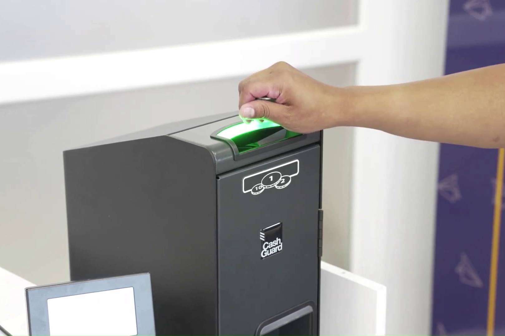 ¿Por qué cada vez más comercios eligen la caja registradora inteligente CashGuard de Telsystem?