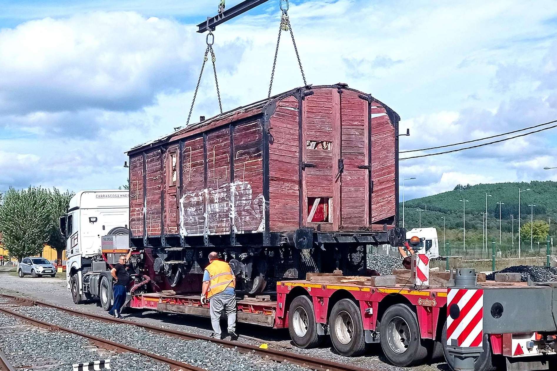 Traslado a talleres del histórico furgón del Estado WSF-2, por parte de la Fundación del Patrimonio Ferroviario