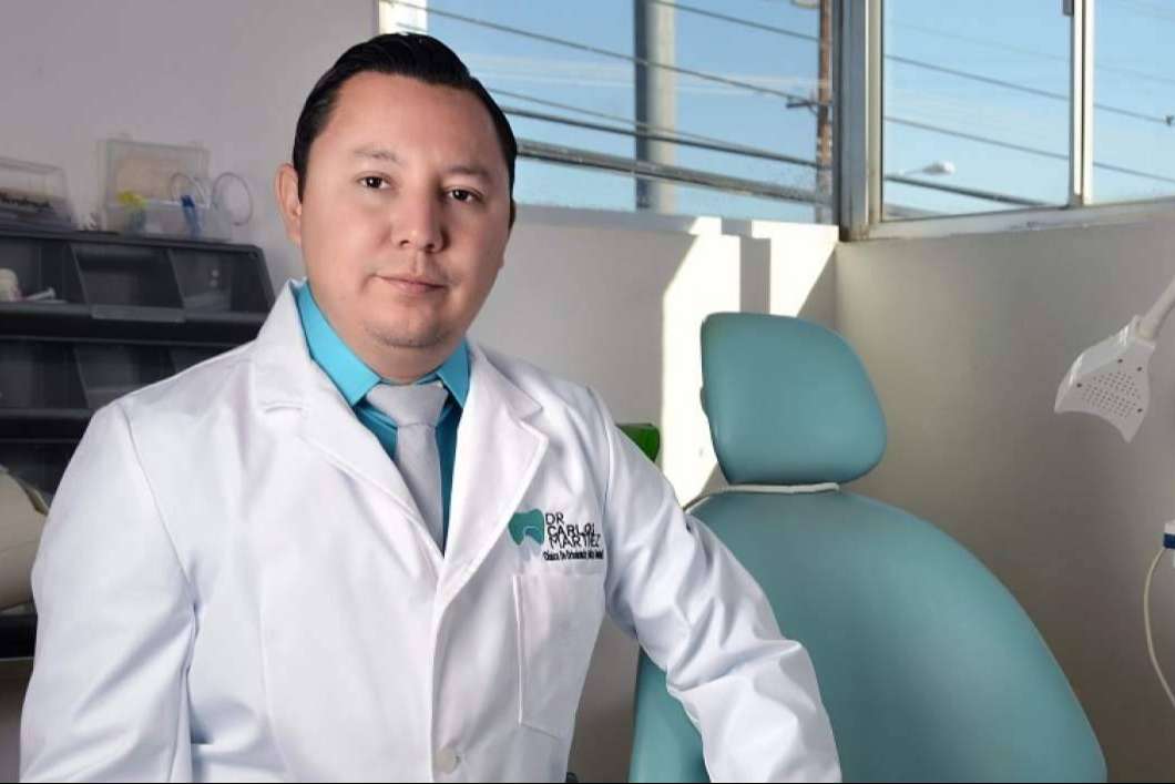 Soportar un juego completo de dentaduras postizas es más eficaz con implantes dentales