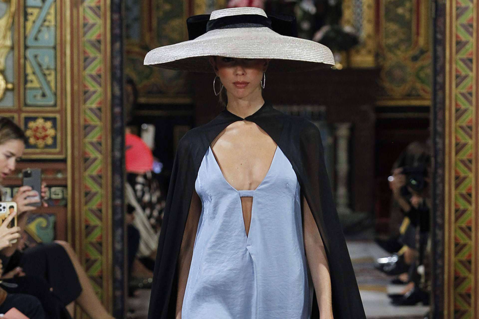 Capas Capicúa, una de las marcas españolas sostenibles más tops de complementos tendencia para invitadas de boda