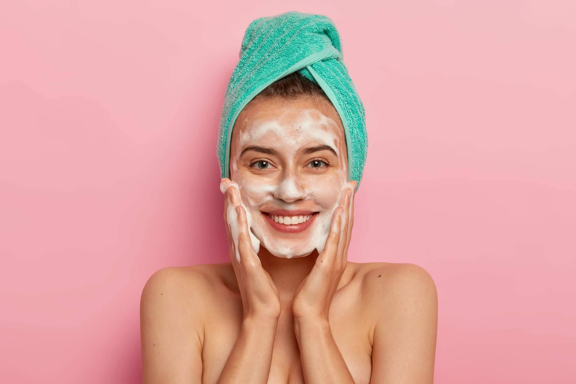 Los beneficios de comprar online el gel limpiador La Roche Posay, en Farmacia Laura Garín