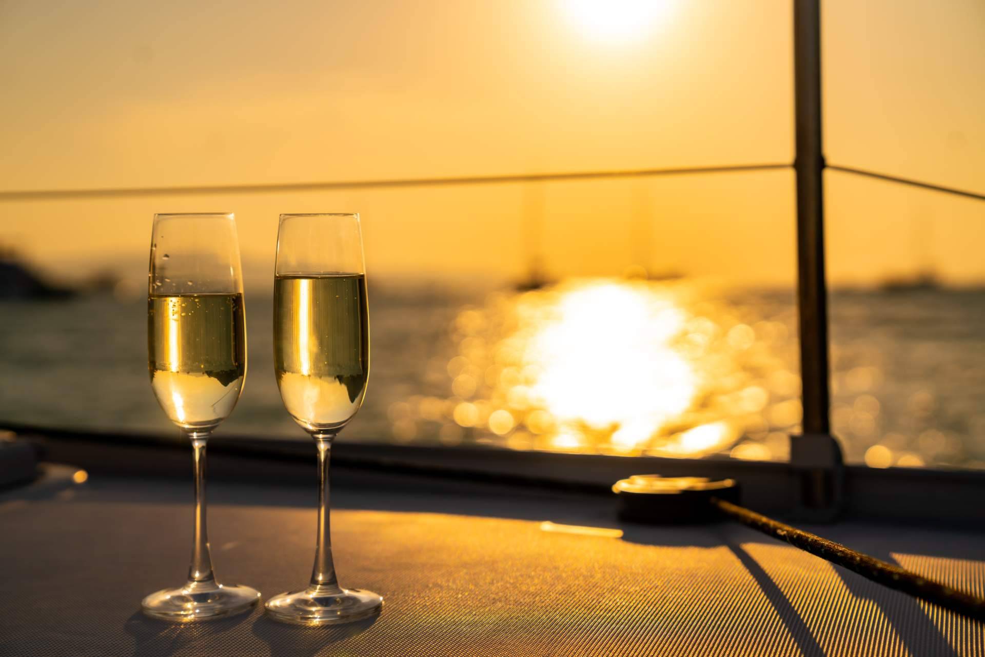 Sondevela posibilita alquilar un catamarán o barco para una cena de empresa