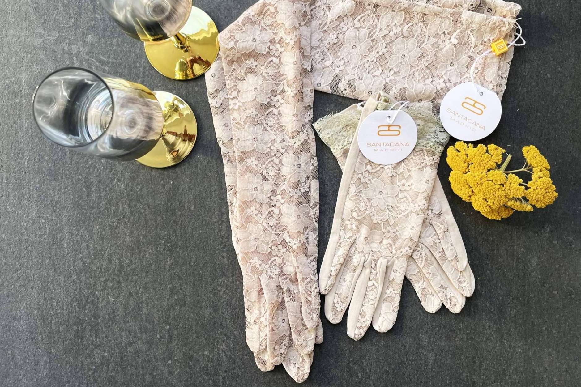 Una tendencia a la que apuntarse este invierno, guantes largos en looks cotidianos