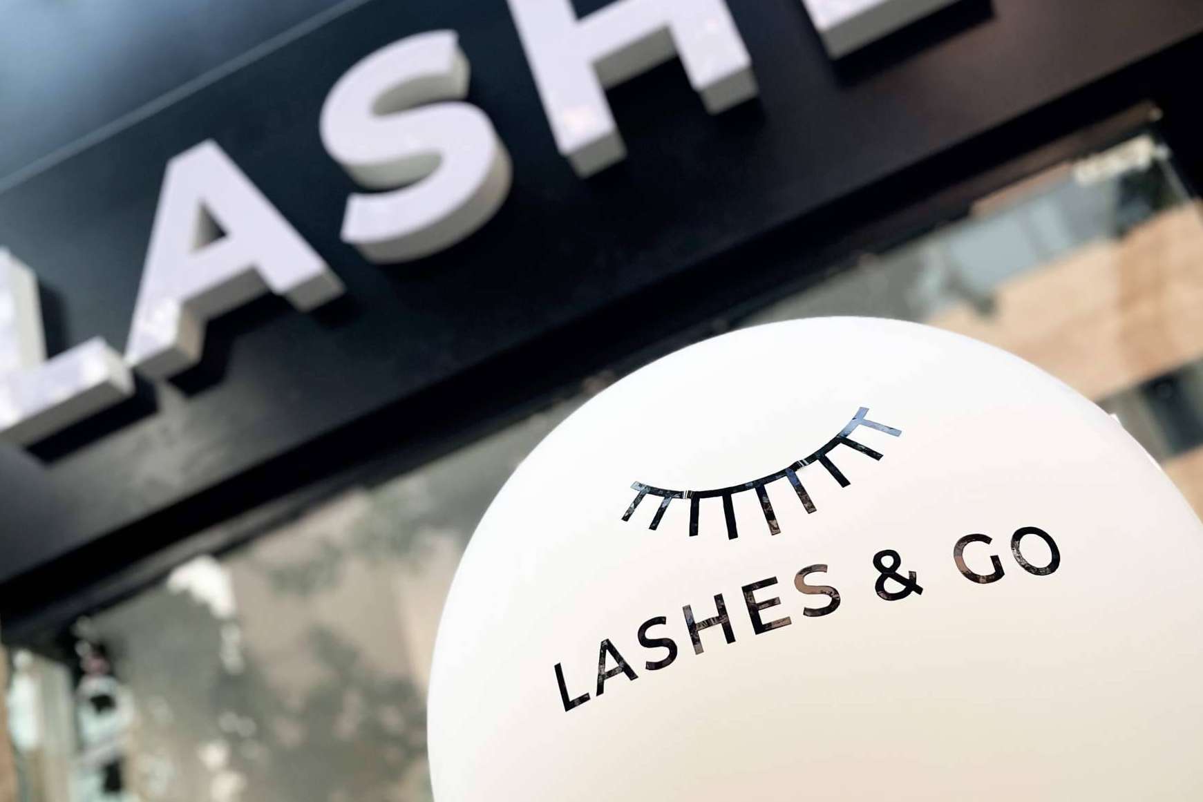 ¿Cuáles son las ventajas del modelo de franquicia de Lashes & Go en el mundo de la belleza?