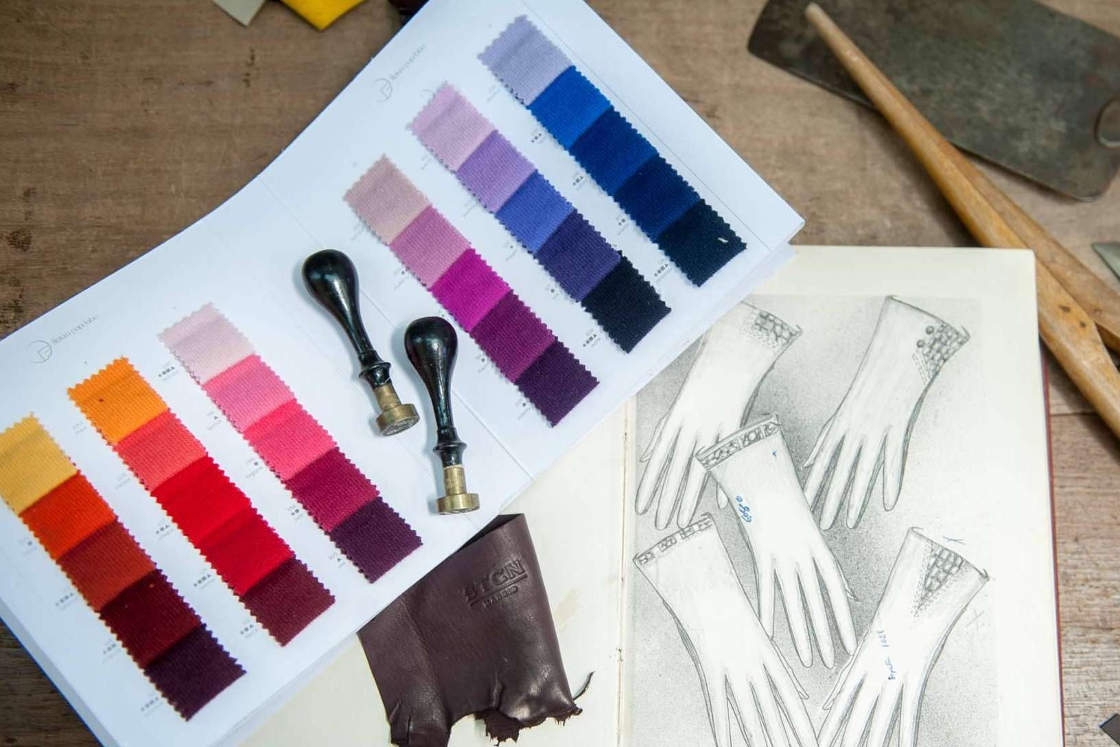 Santacana se dedica a la fabricación de guantes a medida desde 1896
