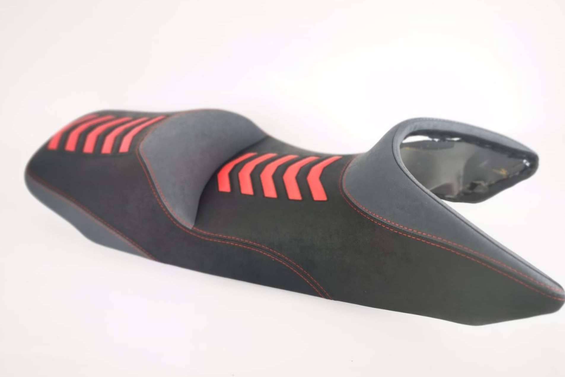 FUNDAS proporciona un asiento cómodo moto para ir en carretera