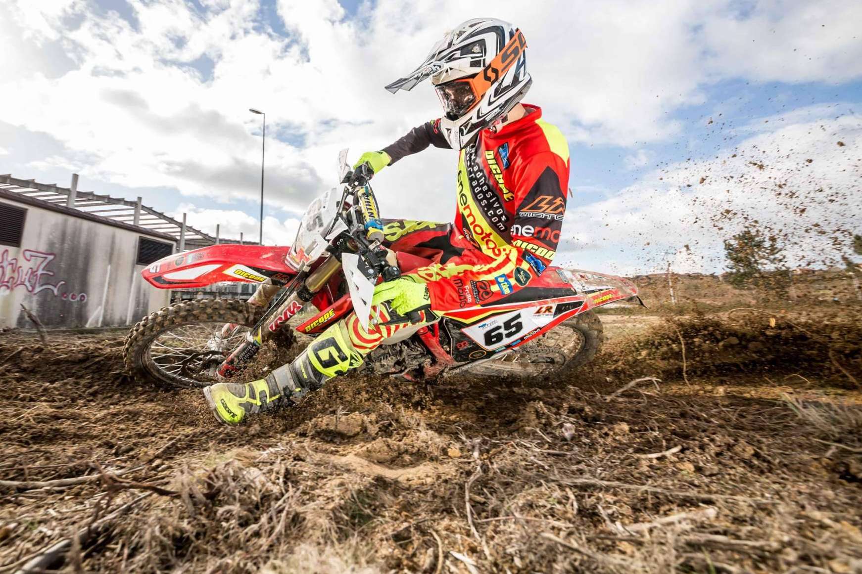 Plásticos y adhesivos para motos offroad de la mano de ADHESIVOSEMBARRADOS