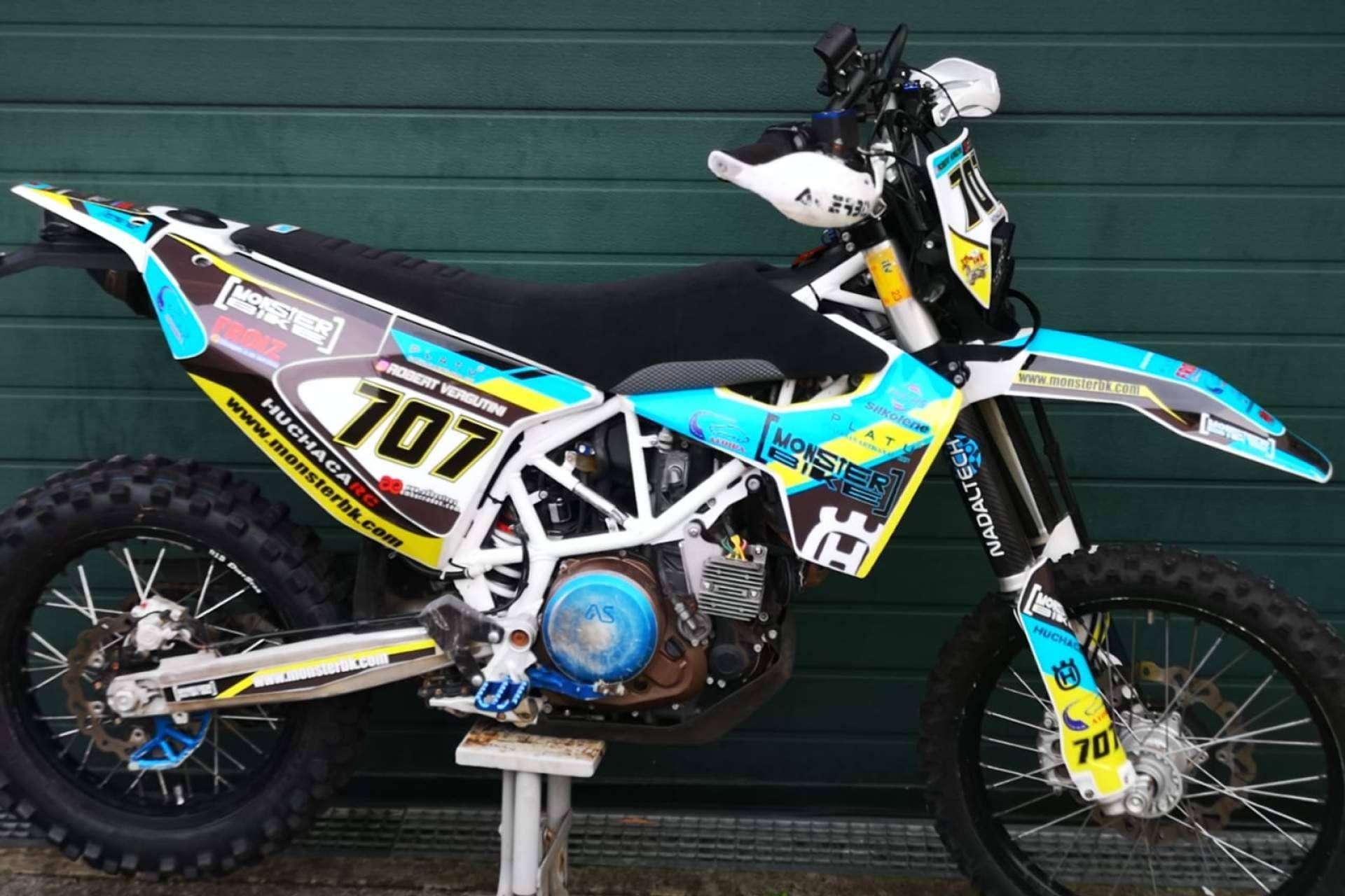 Plásticos y adhesivos de motocross para dar un nuevo aspecto a la moto