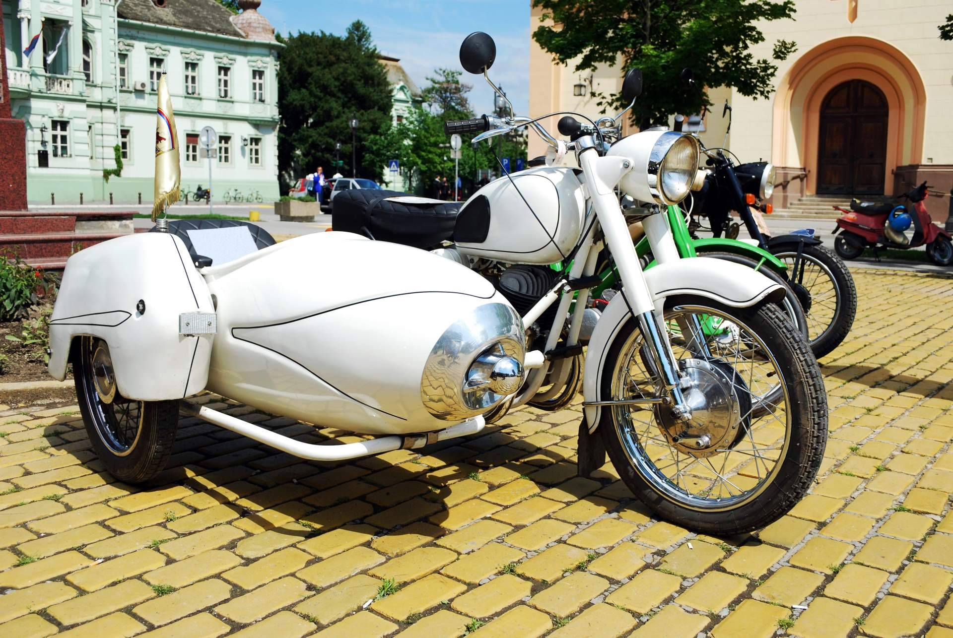 Orígenes y evolución del invento del sidecar para motos, por Eginer