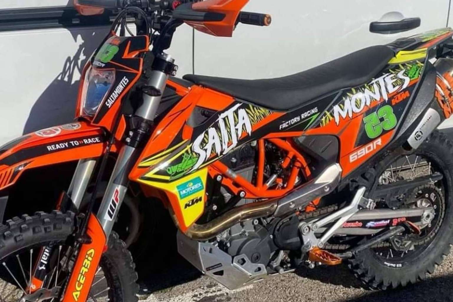 Personalización de motocicletas con ADHESIVOSEMBARRADOS