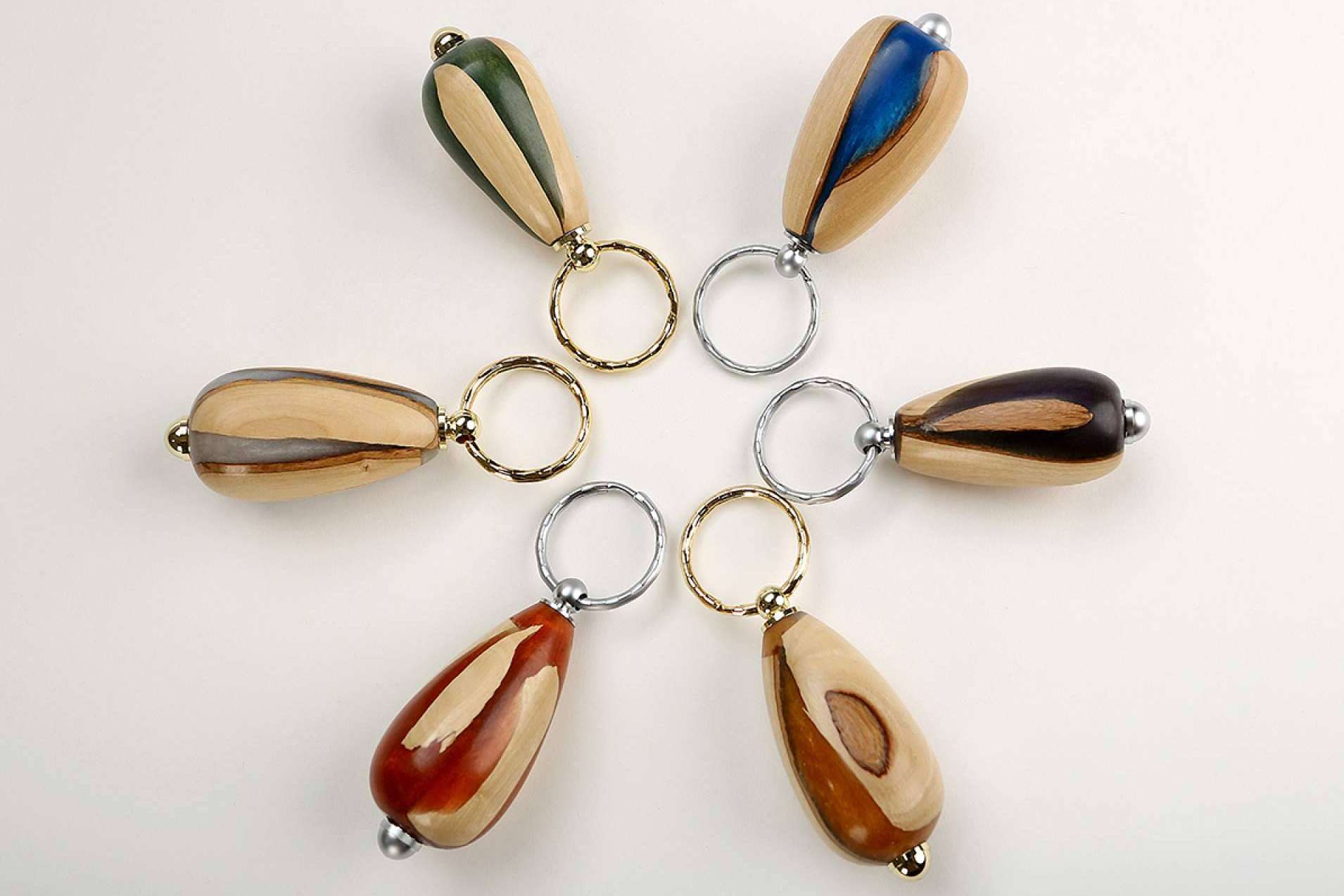 Accesorios de Madera Joyas ofrece llaveros de madera hechos a mano