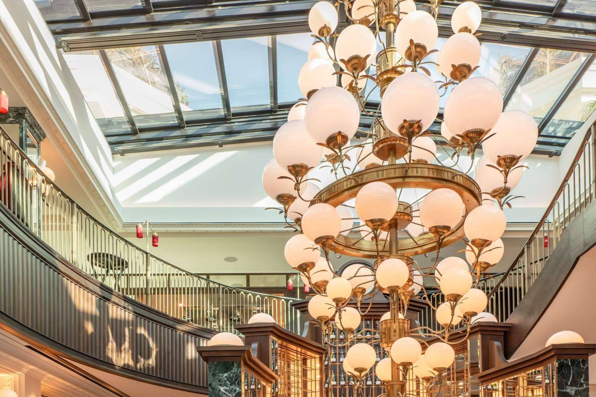 Luz y elegancia en el café de París de Mónaco, los techos móviles de Airclos transforman el espacio