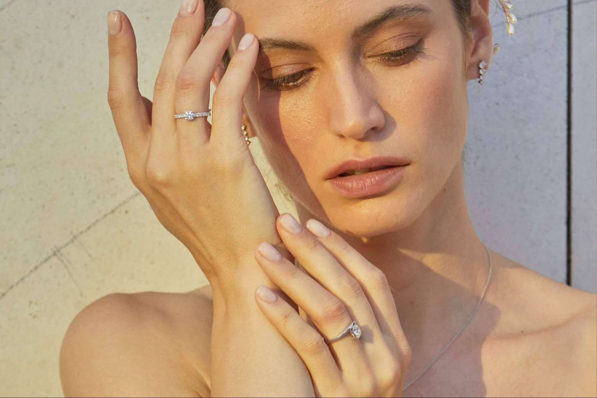 Anillos de compromiso con diamantes de laboratorio de la mano de Mimoke
