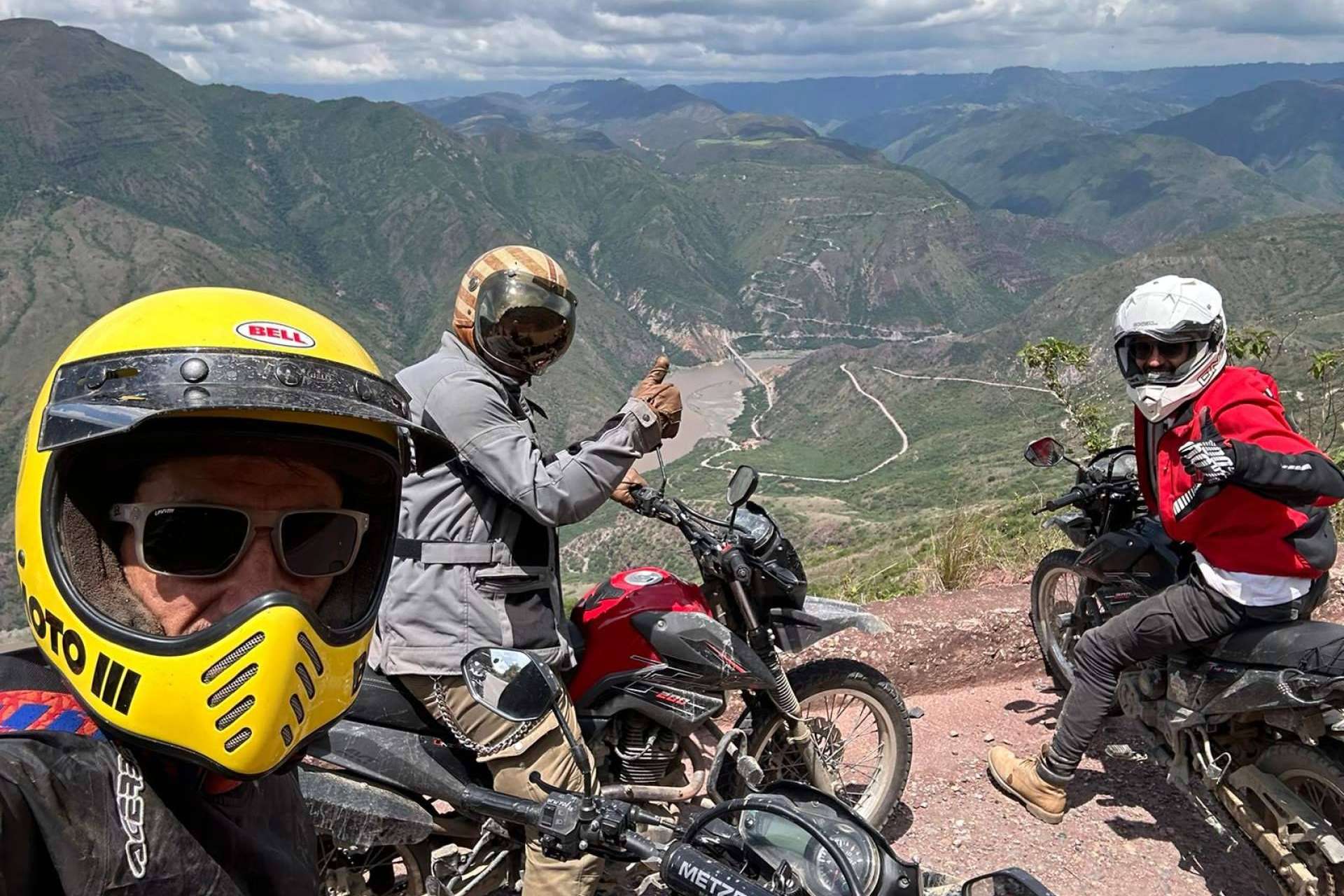 Visitar las montañas, playas y pueblos coloniales de Colombia en moto con Motorbeach Viajes
